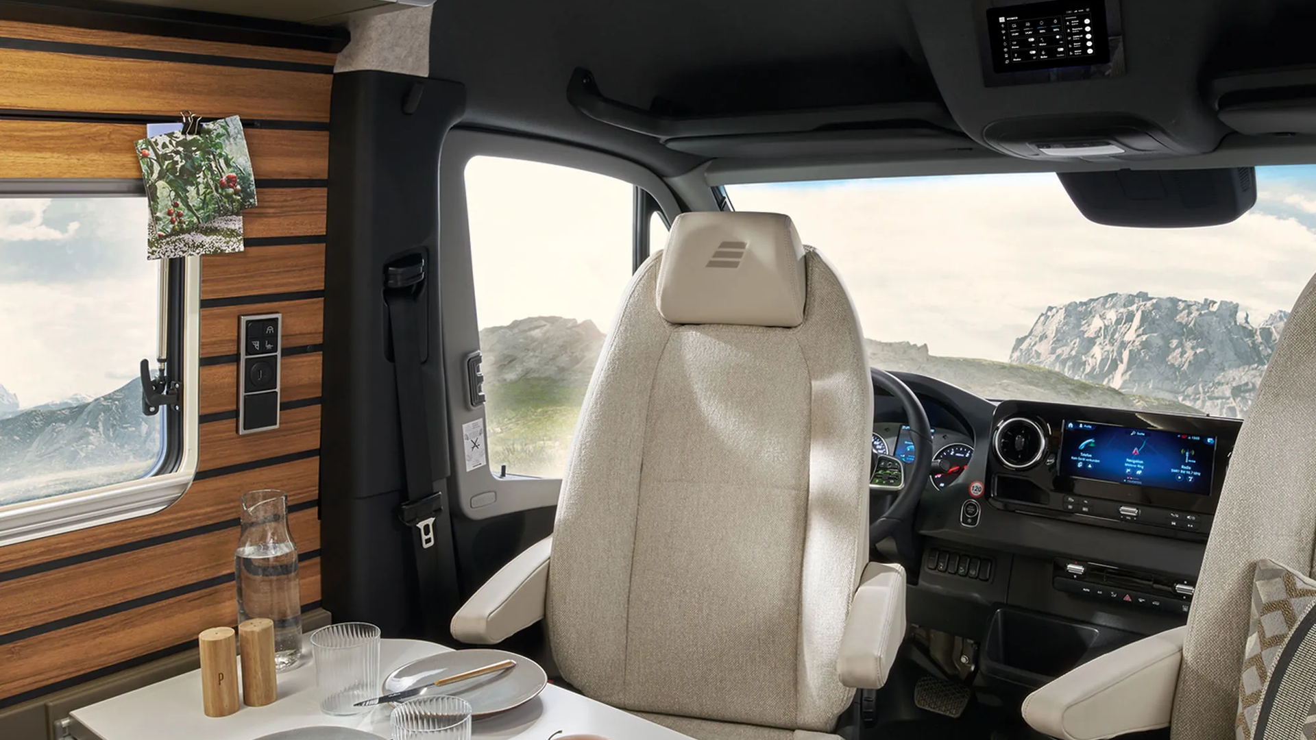 Das HYMER Connect Display im Inneren des HYMER Grand Canyon S ist zentral über den Fahrersitzen, dem Wohnraum zugewandt, positioniert.