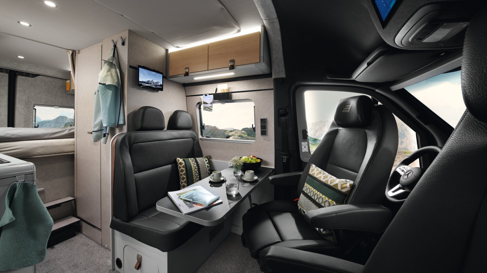 Der Wohnbereich des HYMER Grand Canyon S in der Stilwelt Pearl Grey vom Beifahrersitz aus fotografiert.