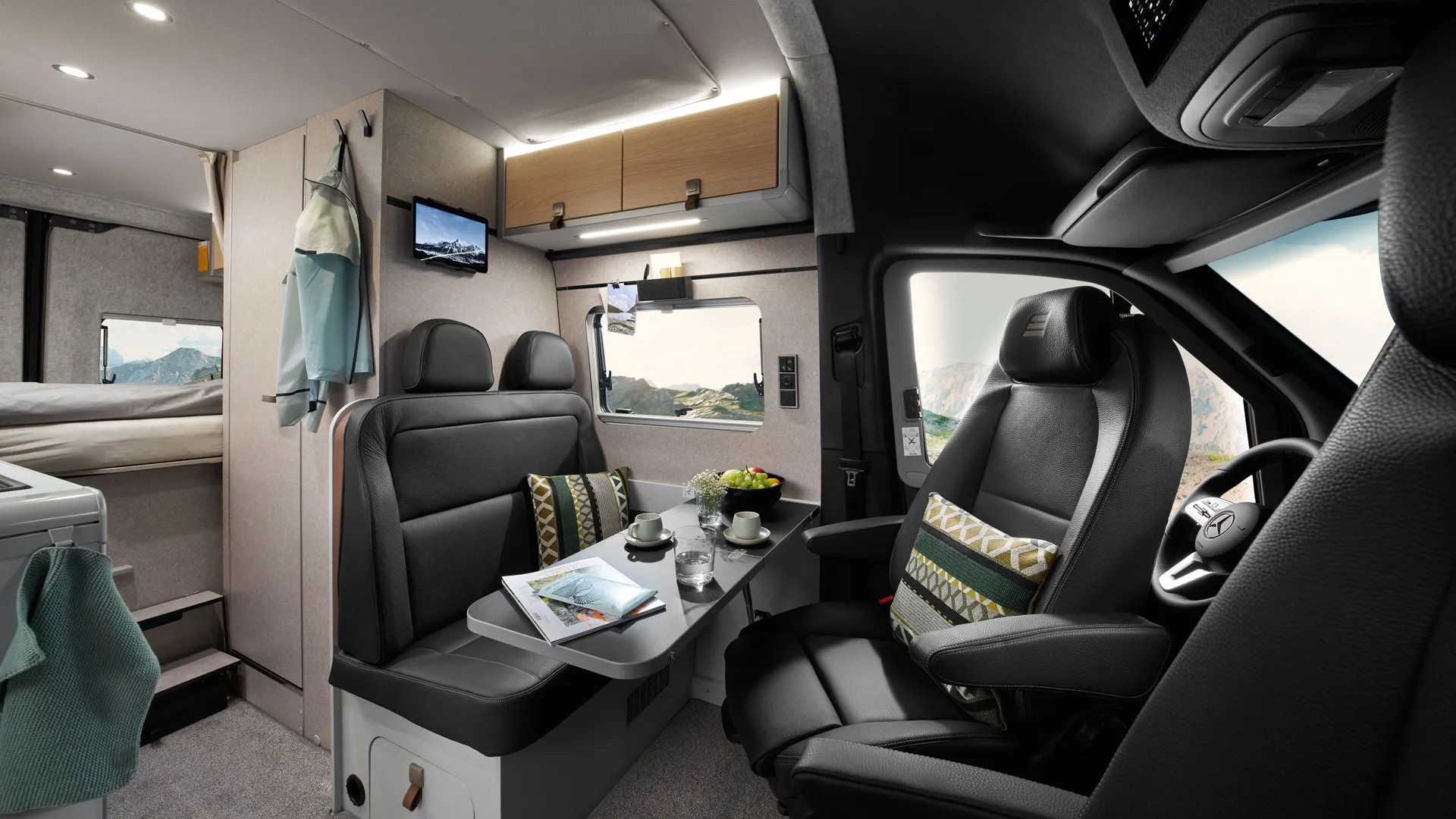 Stueområdet i HYMER Grand Canyon S fotograferet fra passagersædet i stilen Pearl Grey.