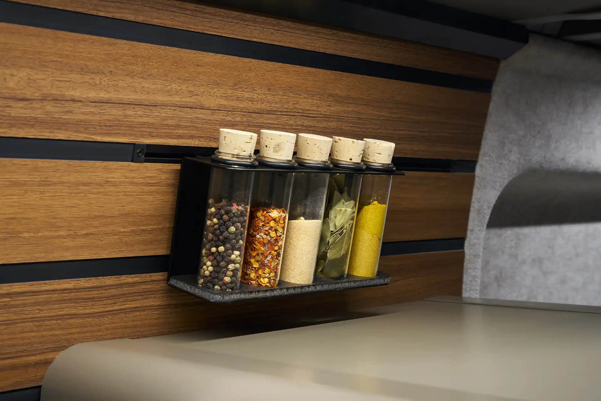 Portaspezie, portatablet o altri accessori della cucina: grazie ai versatili binari multifunzione avrete sempre a portata di mano tutto il necessario per cucinare.