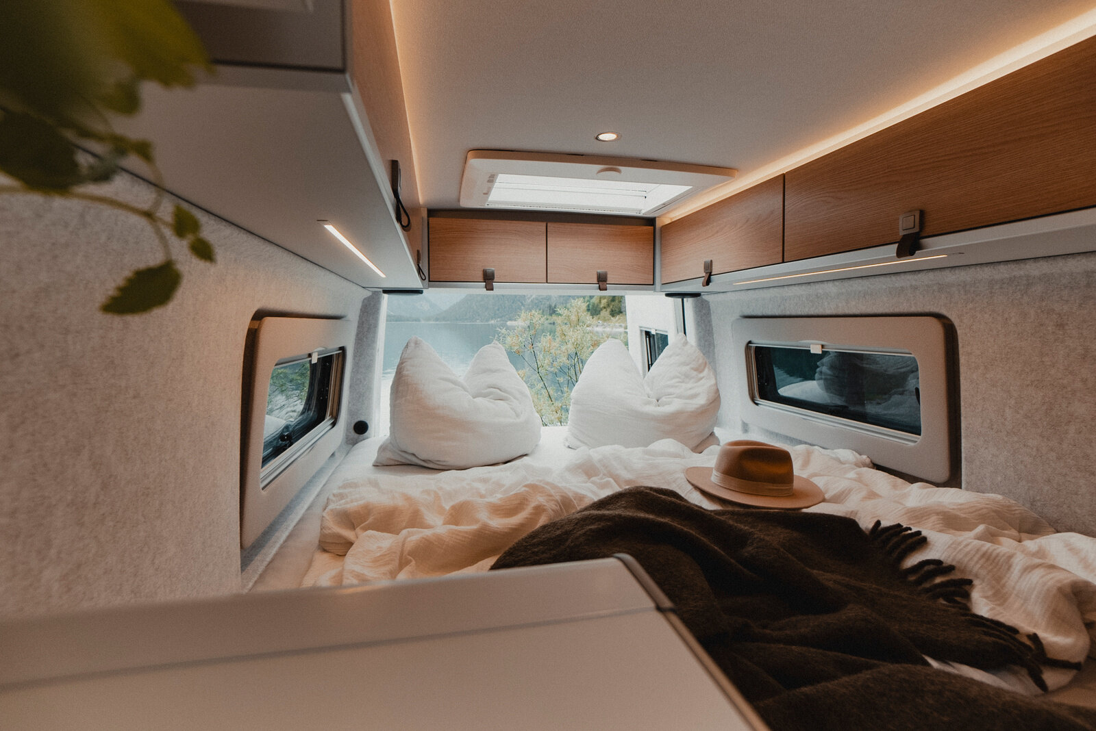I letti singoli longitudinali nella zona posteriore del HYMER GCS 700 sono straordinariamente lunghi: ben 200 cm! Inoltre questa disposizione interna, anche nella combinazione con tetto a soffietto, dispone di un oblò sopra il letto posteriore per l’ingresso di aria fresca e luce naturale nella zona notte.