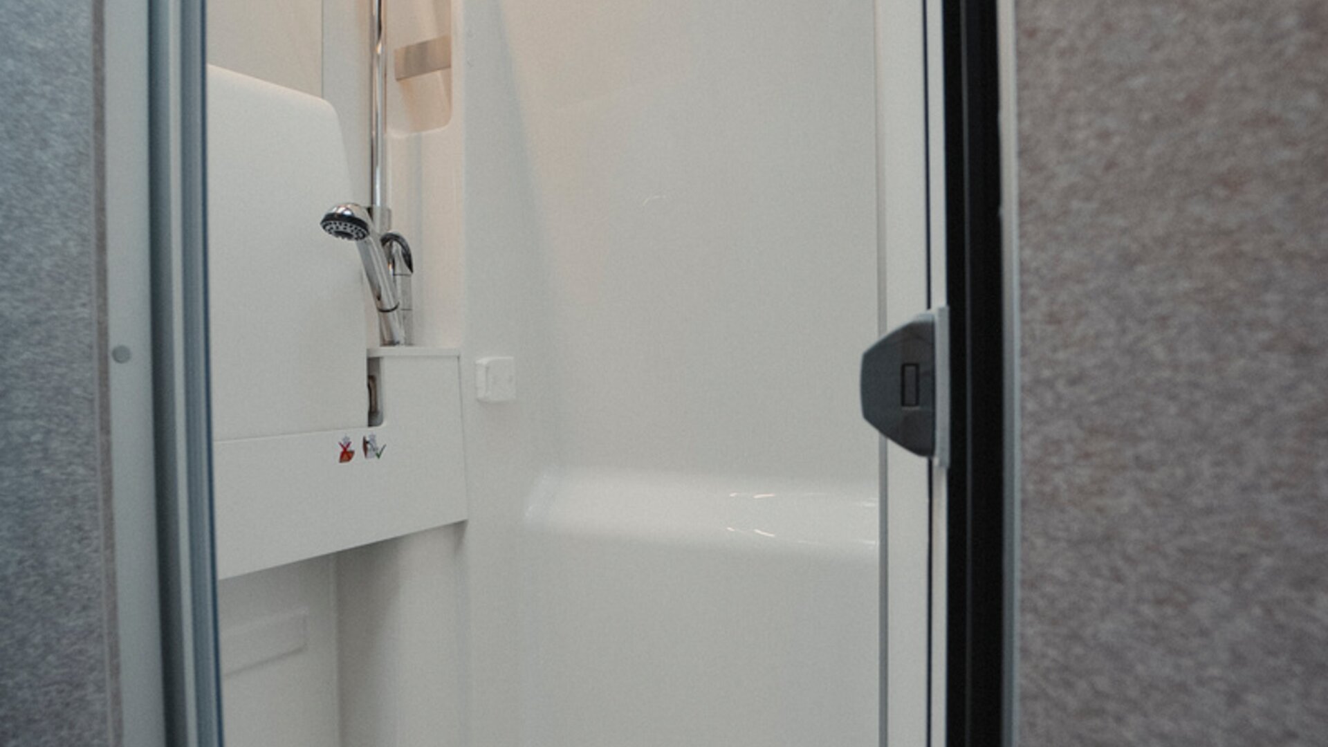 Il bagno con parete girevole in finitura ardesia si allarga nella parte anteriore per un uso più confortevole della doccia: la zona WC risulta così separata e si ottiene un ampio vano doccia.