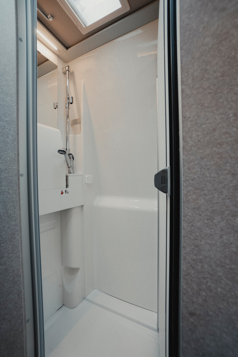 Il bagno con parete girevole in finitura ardesia si allarga nella parte anteriore per un uso più confortevole della doccia: la zona WC risulta così separata e si ottiene un ampio vano doccia.