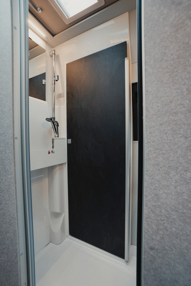 Per una sensazione di maggiore ampiezza, il lavabo di dimensioni generose si può agevolmente richiudere verso l’alto.