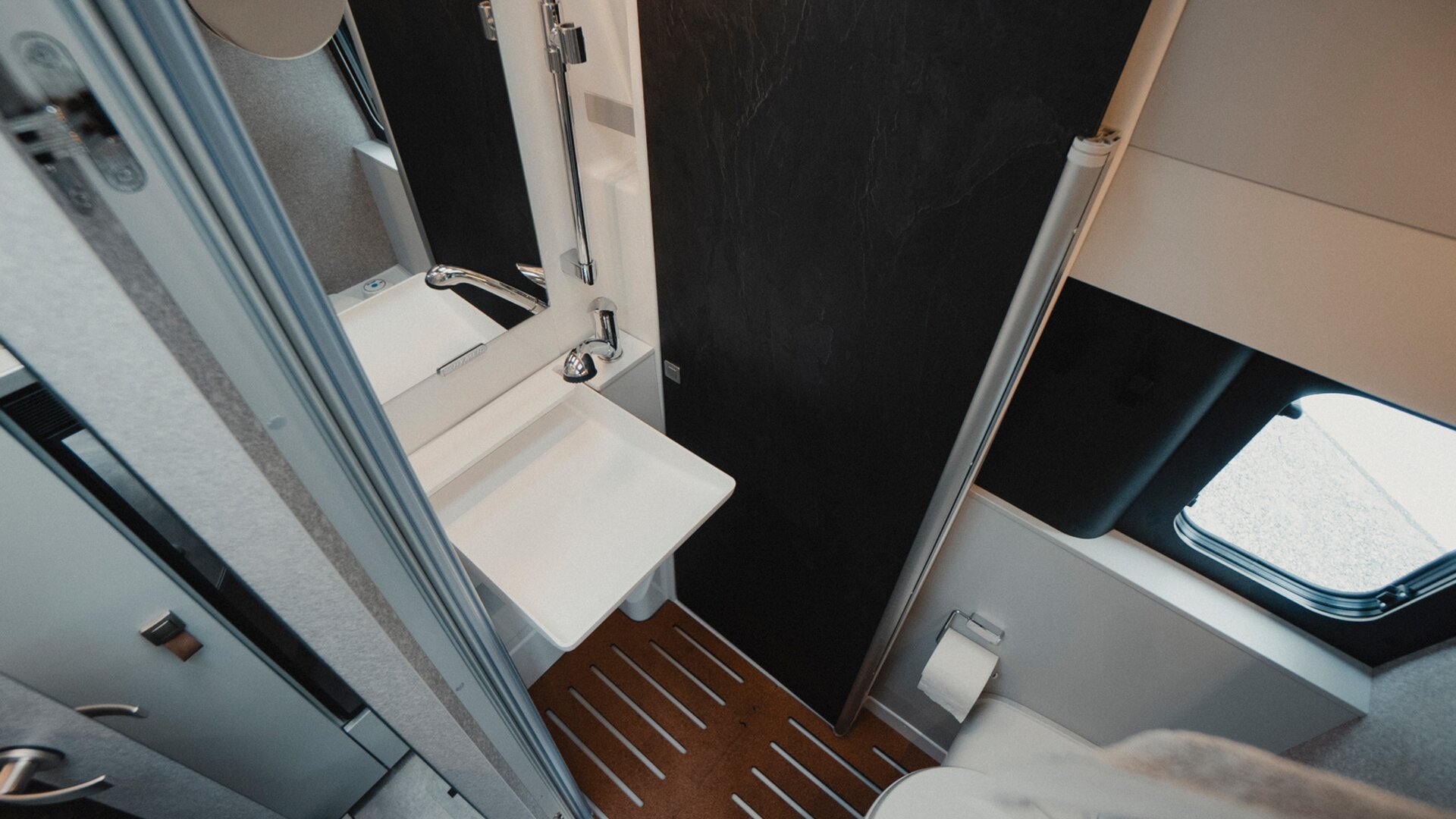 Il HYMER Grand Canyon S 700 conquista per la spaziosa disposizione del bagno. 