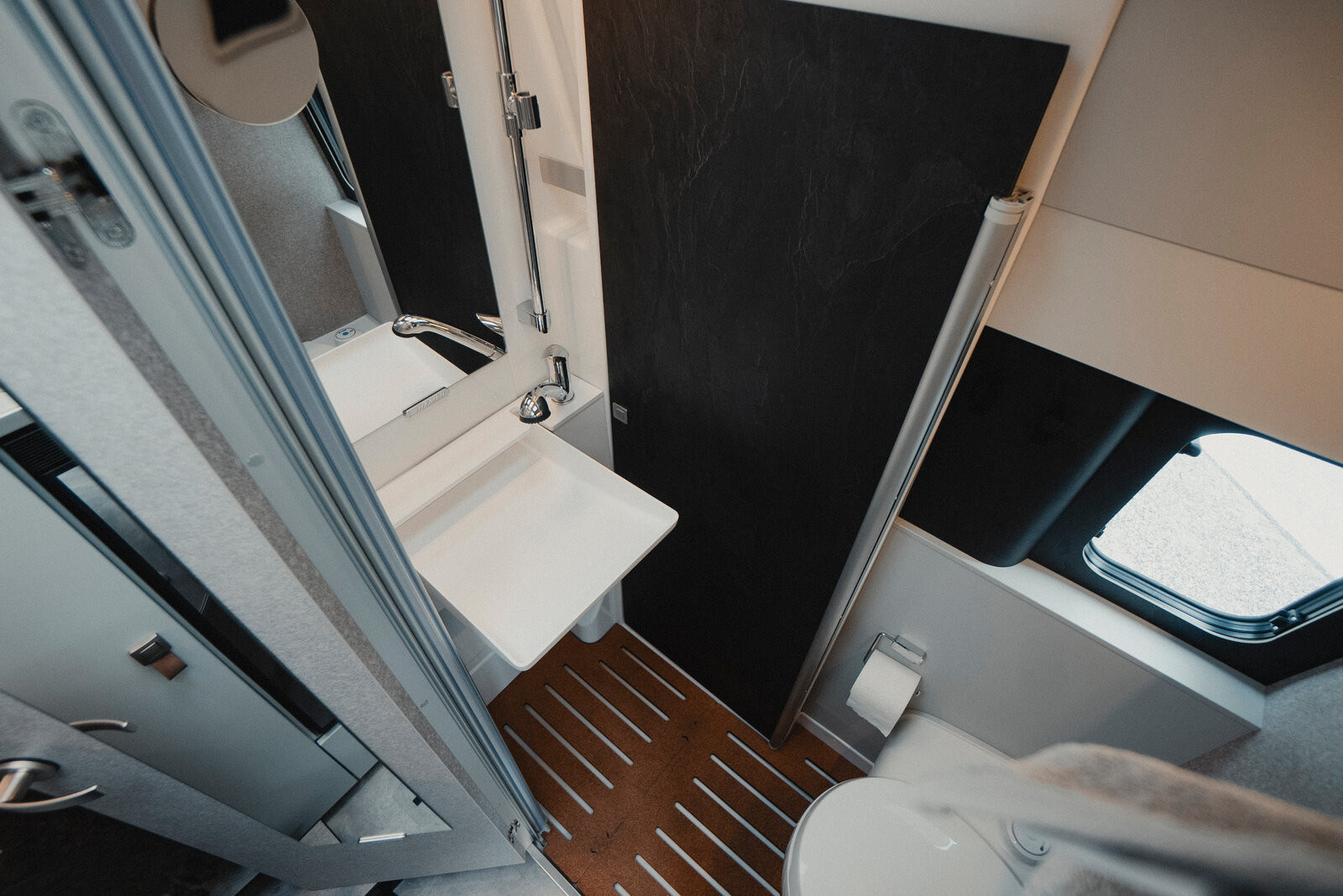 Il HYMER Grand Canyon S 700 conquista per la spaziosa disposizione del bagno. 