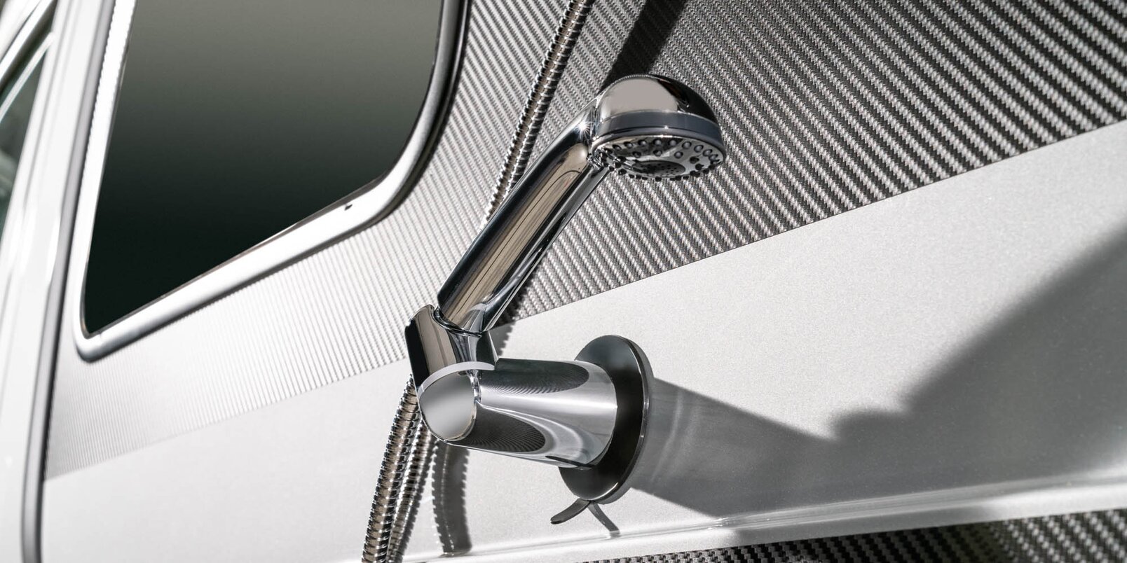 Manguera de ducha y cabezal de ducha en el exterior del Mercedes Sprinter HYMER Grand Canyon S