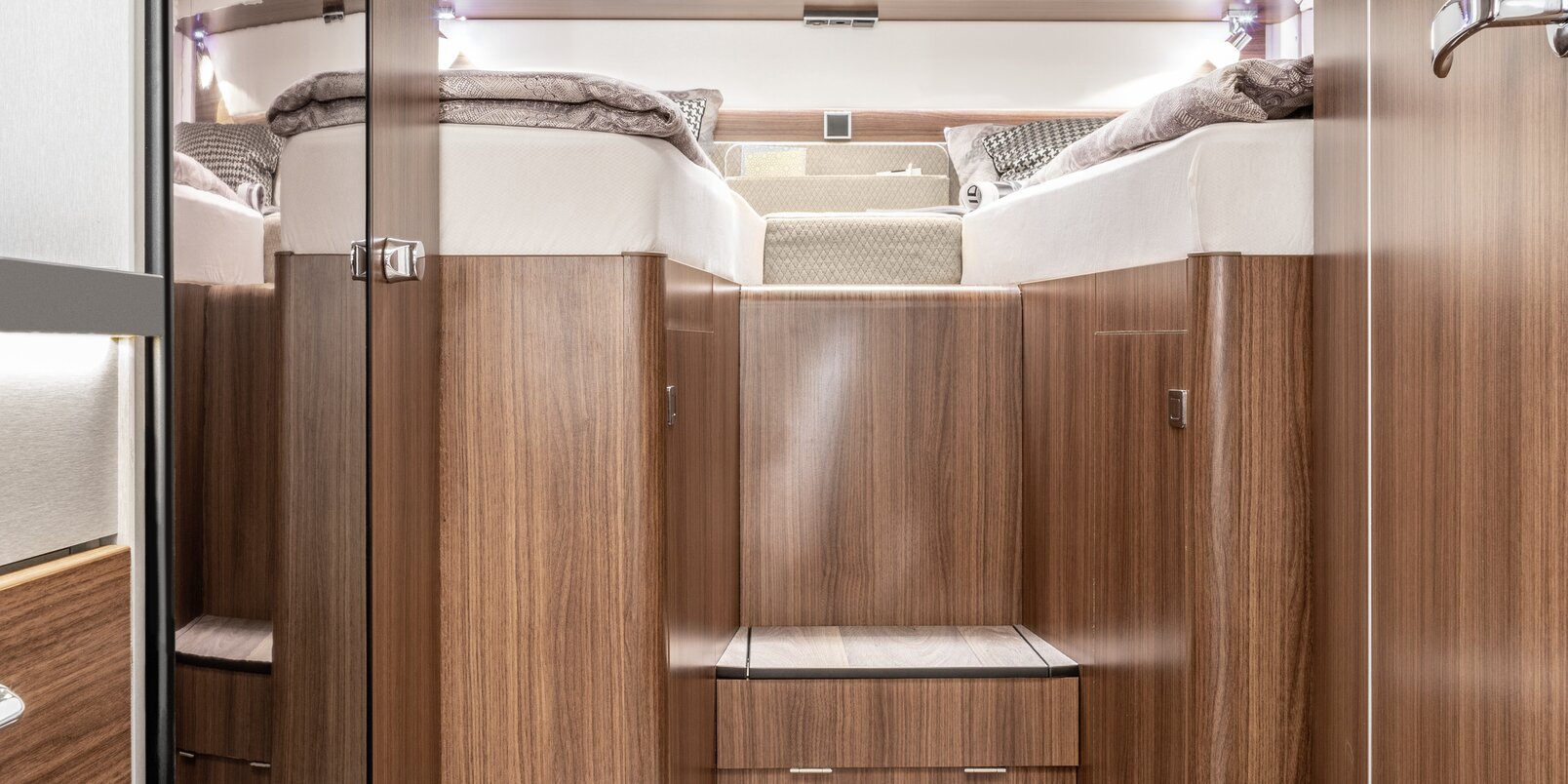 Living space storage compartment in the double floor of the HYMER B-MC SLC chassis for accommodating water tanks and other installations