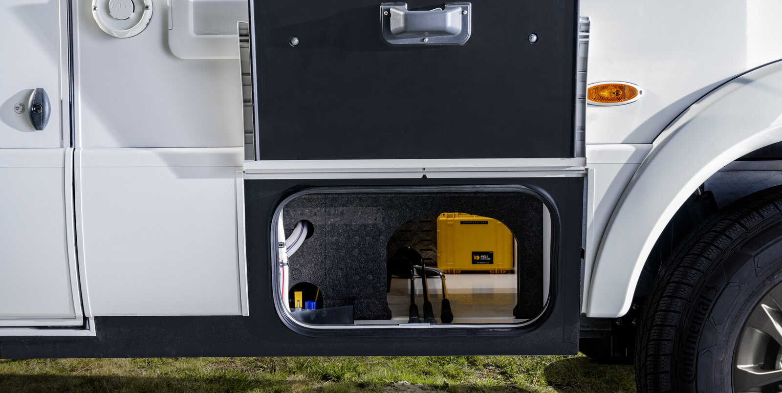 Open, filled loading compartment in the double floor of the HYMER B-Class ModernComfort