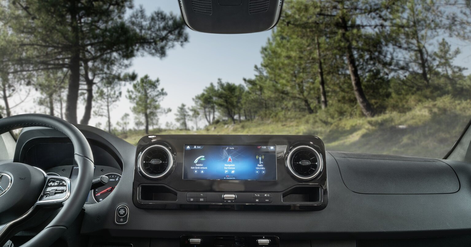 Cabina guida incl. sistema multimediale nell’autocaravan HYMER B-MC su Mercedes