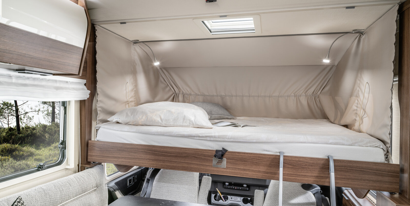 Fold-down bed over the driver's cab area in the HYMER B-Class ModernComfort I 580