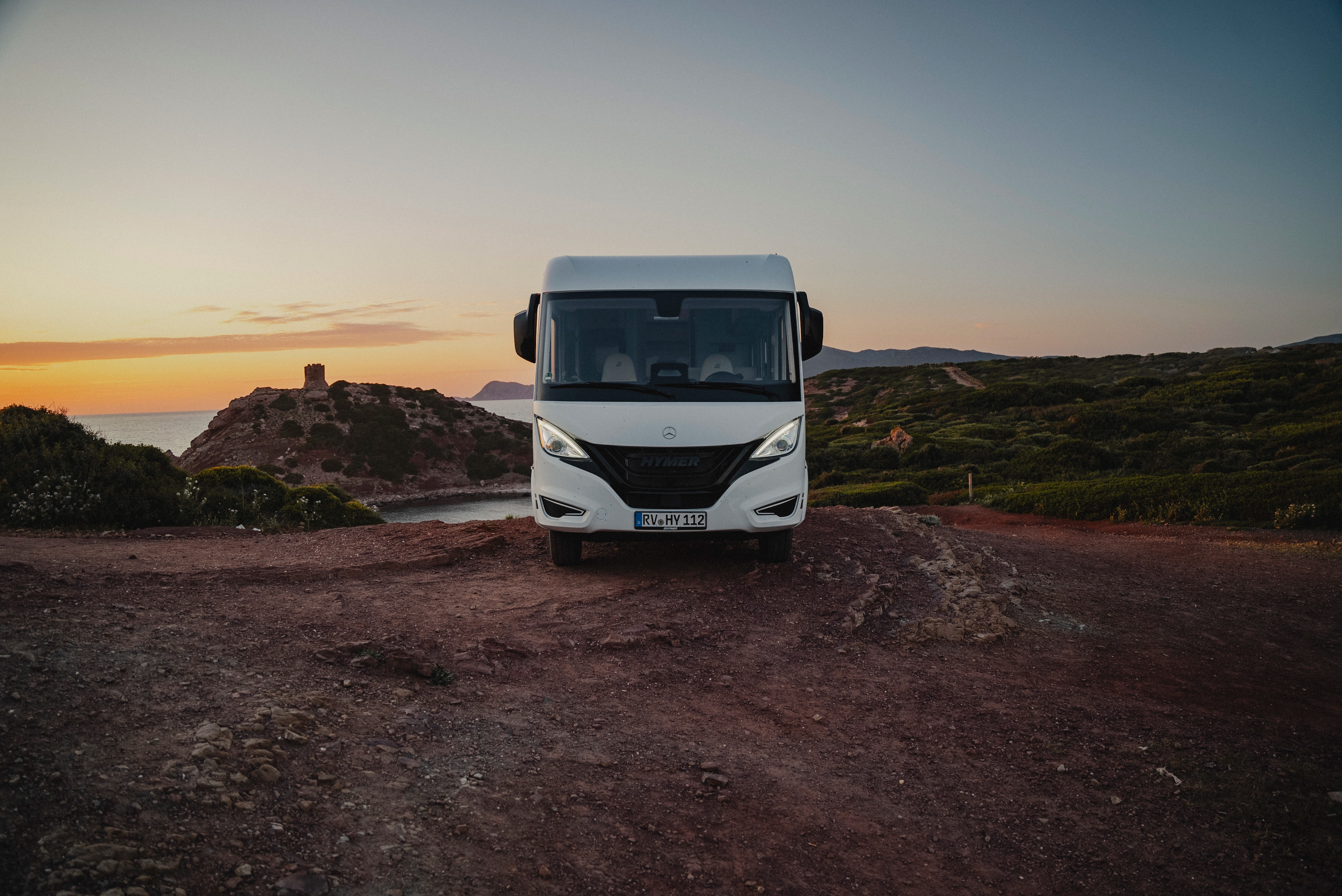 Karaktervol onderweg: De HYMER B-MC-I combineert premium reizen met maximale onafhankelijkheid. De opvallende voorkant combineert elegant design en geavanceerde aerodynamica voor een rit vol stijl en efficiëntie.