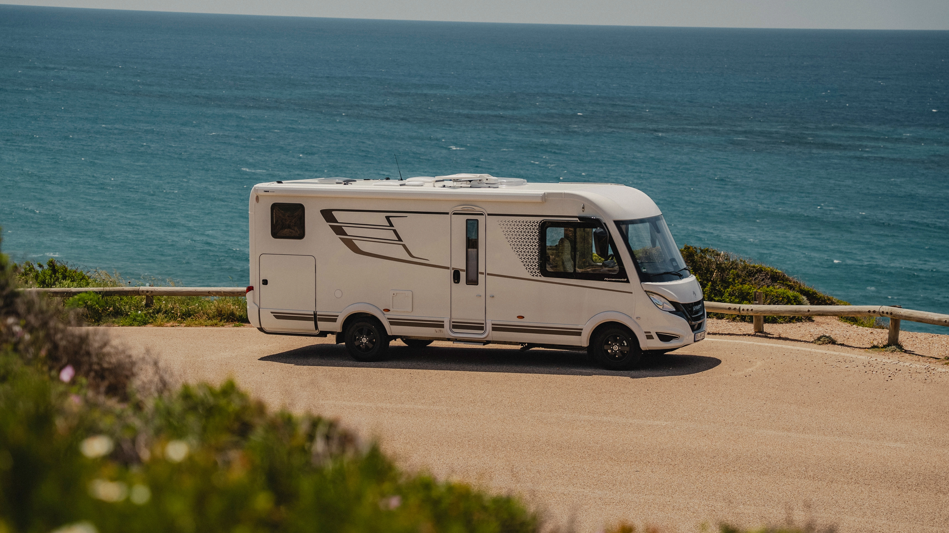 De HYMER B-MC-I heeft stijlvolle en moderne decals die de camper een dynamische uitstraling geven door asymmetrische lijnen en geometrische vormen. Ontdek de perfecte wisselwerking tussen design en functionaliteit voor uw reizen langs de kustwegen.