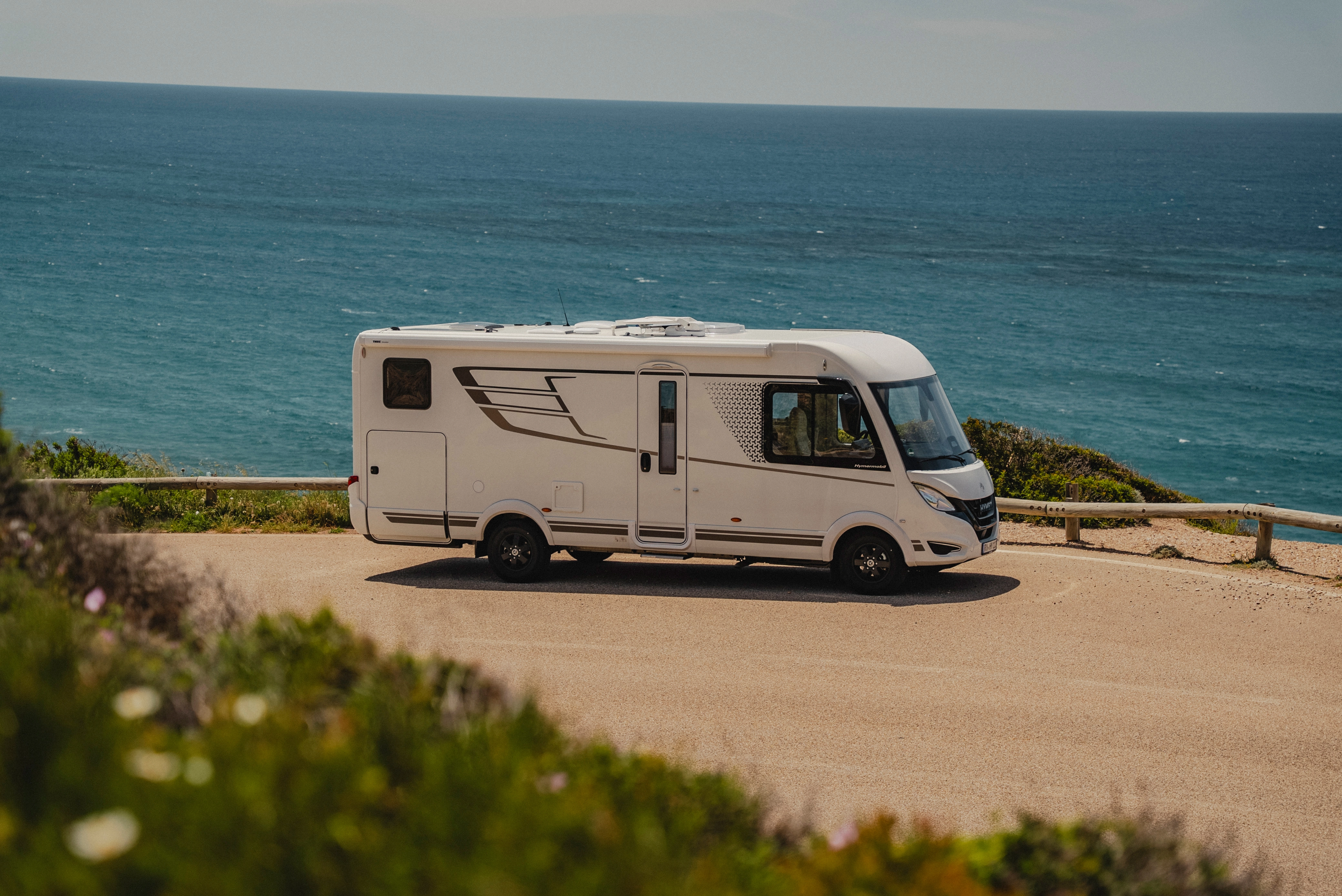 De HYMER B-MC-I heeft stijlvolle en moderne decals die de camper een dynamische uitstraling geven door asymmetrische lijnen en geometrische vormen. Ontdek de perfecte wisselwerking tussen design en functionaliteit voor uw reizen langs de kustwegen.