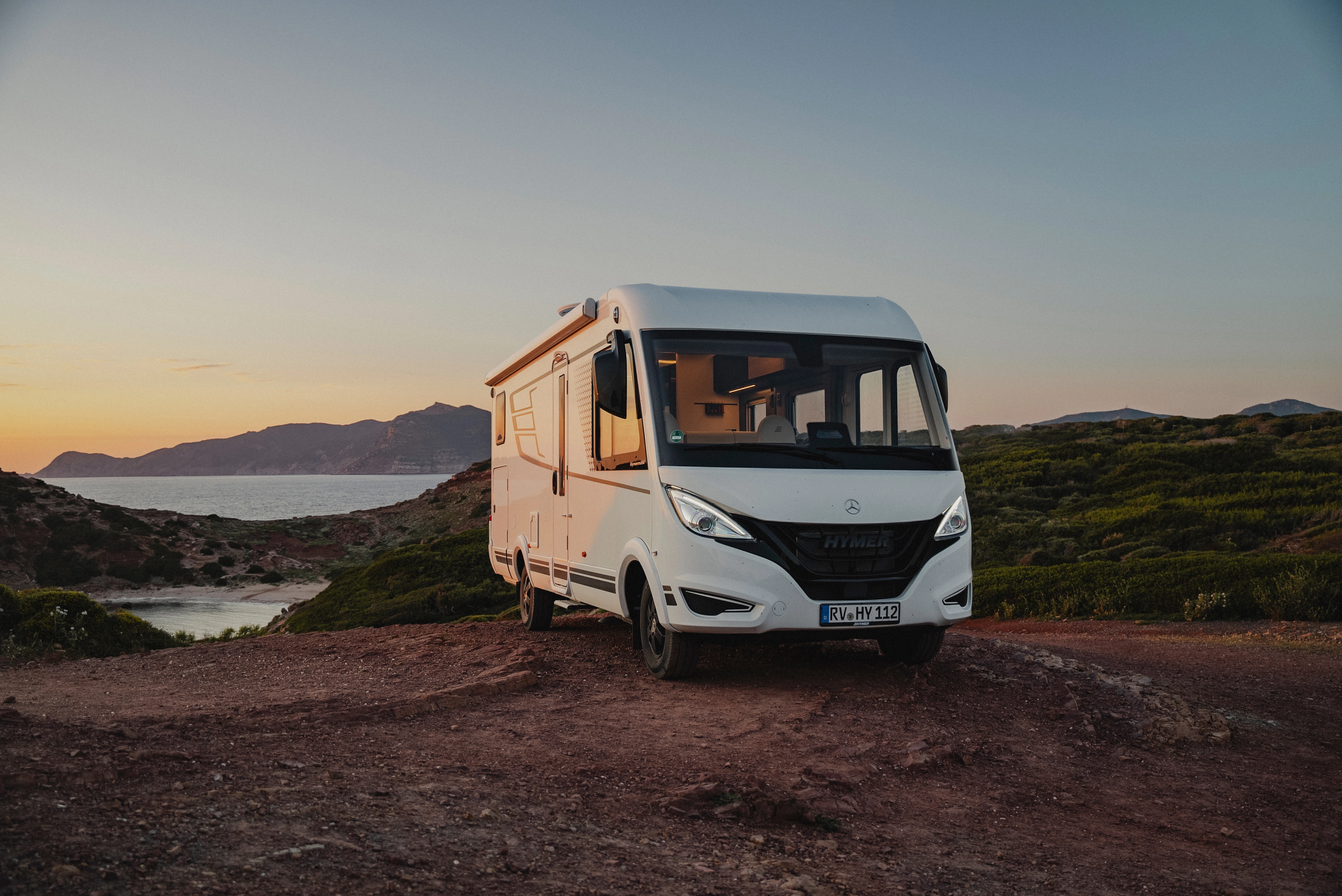 Geniet van het indrukwekkende panoramisch uitzicht vanuit de cabine van de HYMER B-MC-I - uw toegangspoort tot nieuwe horizonten. Beleef onvergetelijke reizen met een uitzicht dat u onderdompelt in de adembenemende schoonheid van de landschappen.