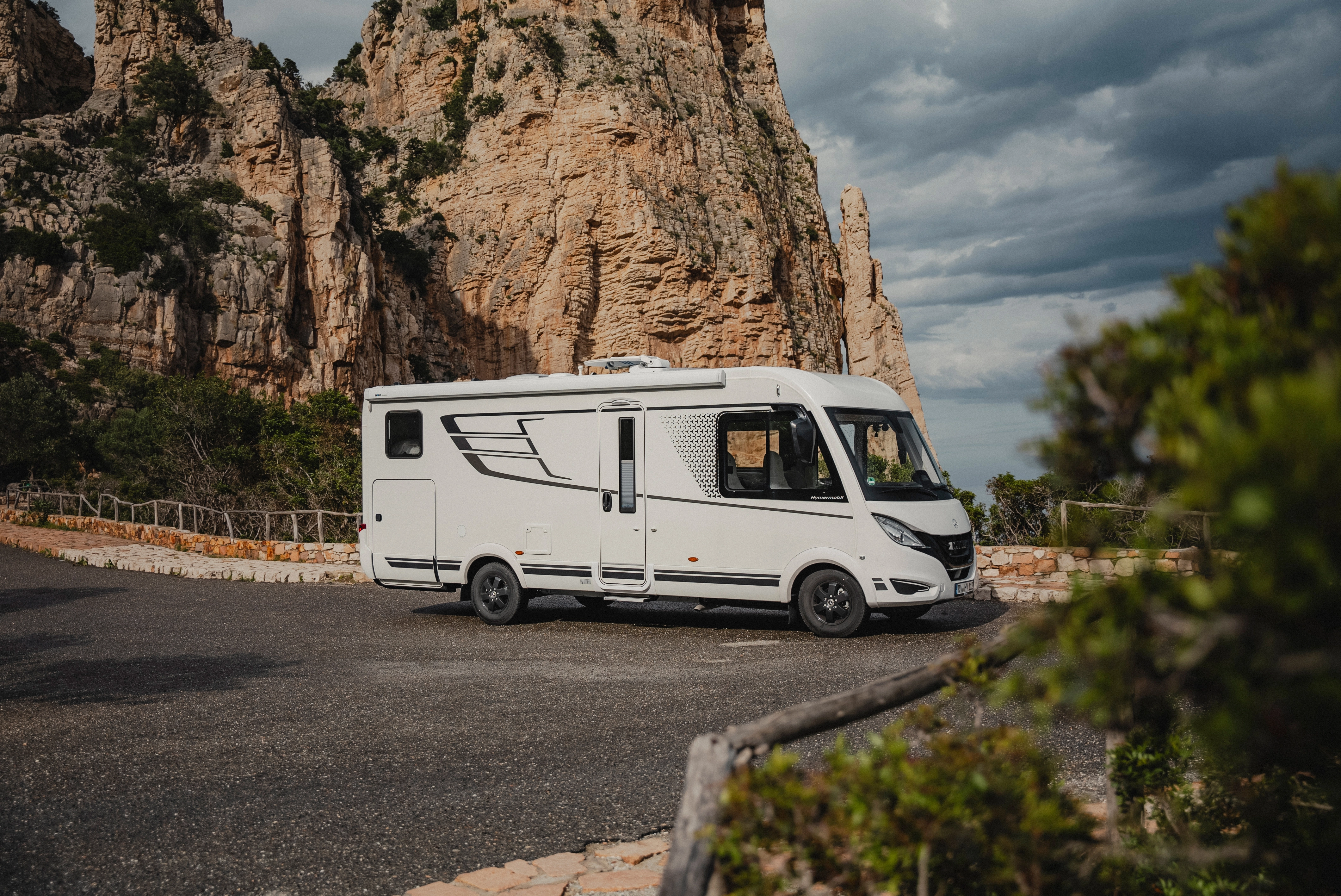 De HYMER B-MC-I maakt indruk met zijn sportieve ontwerp, gekenmerkt door dynamische lijnen en stijlvolle graphics. Ervaar de perfecte combinatie van elegantie en kracht die van reizen een stijlvol avontuur maakt.