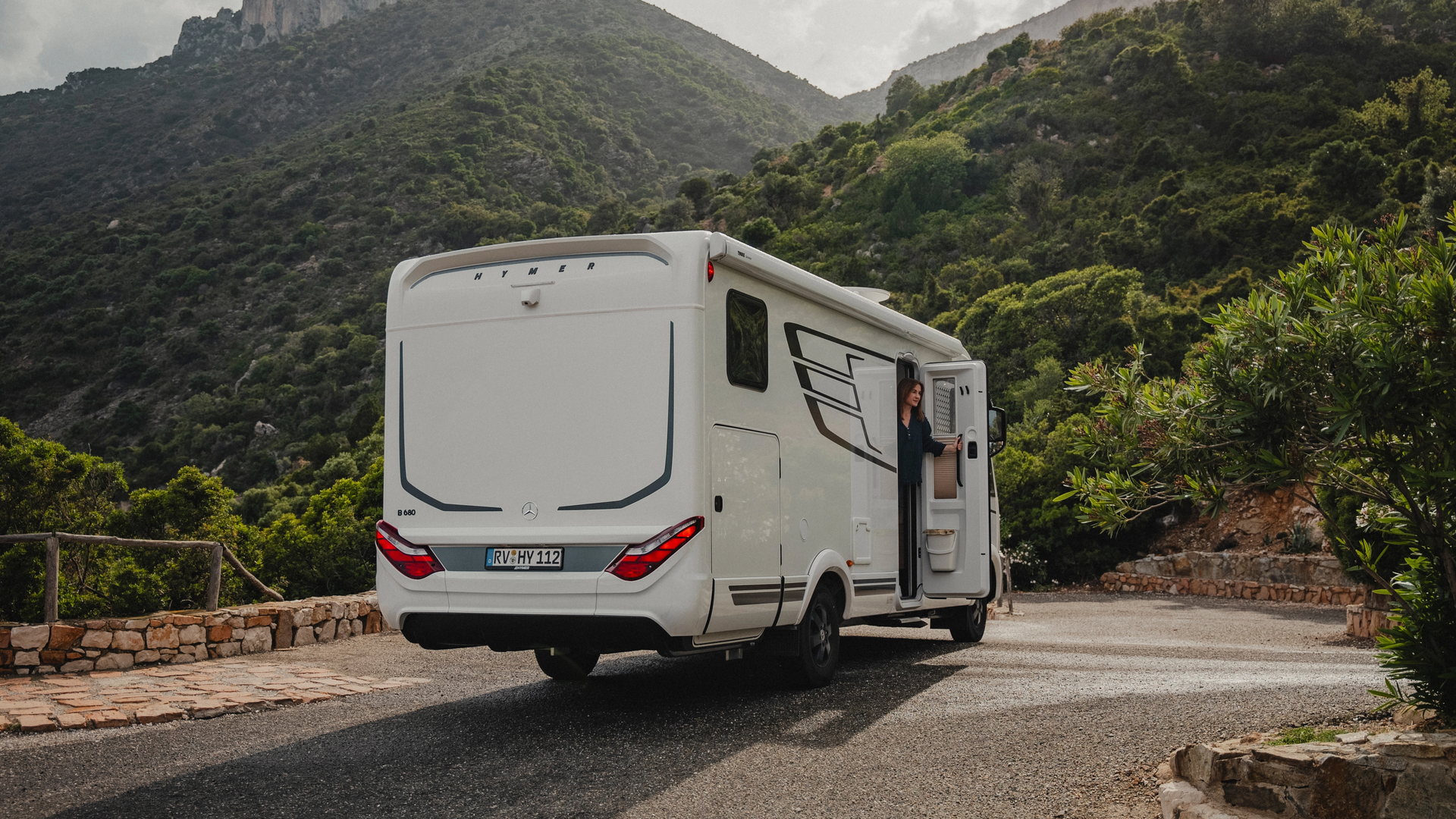 De achterkant van de HYMER B-MC-I combineert futuristische elegantie met praktische functionaliteit. Opvallende achterlichten en gebogen ontwerplijnen benadrukken de moderne esthetiek, terwijl het Mercedes-Benz chassis betrouwbare prestaties garandeert.