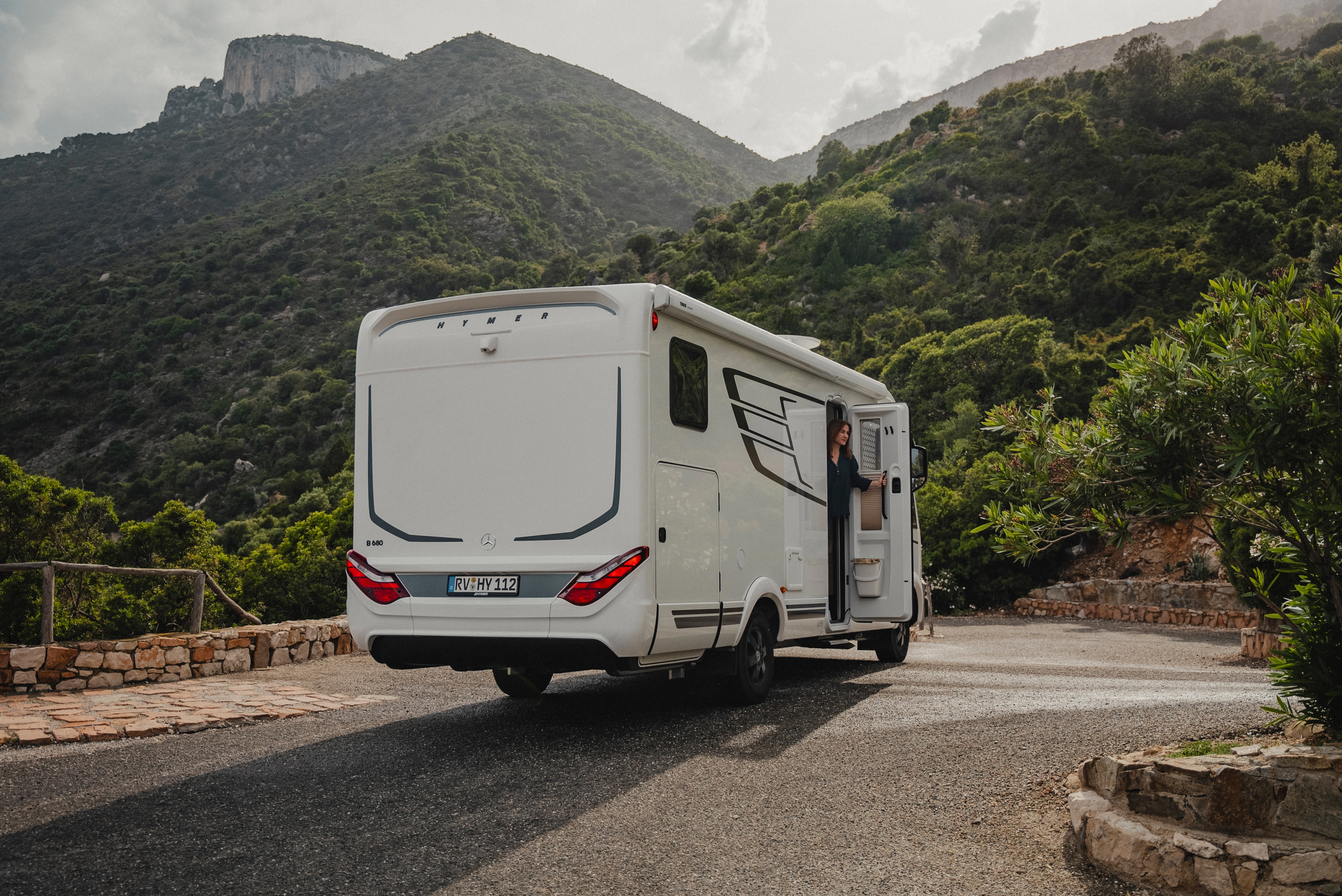 De achterkant van de HYMER B-MC-I combineert futuristische elegantie met praktische functionaliteit. Opvallende achterlichten en gebogen ontwerplijnen benadrukken de moderne esthetiek, terwijl het Mercedes-Benz chassis betrouwbare prestaties garandeert.