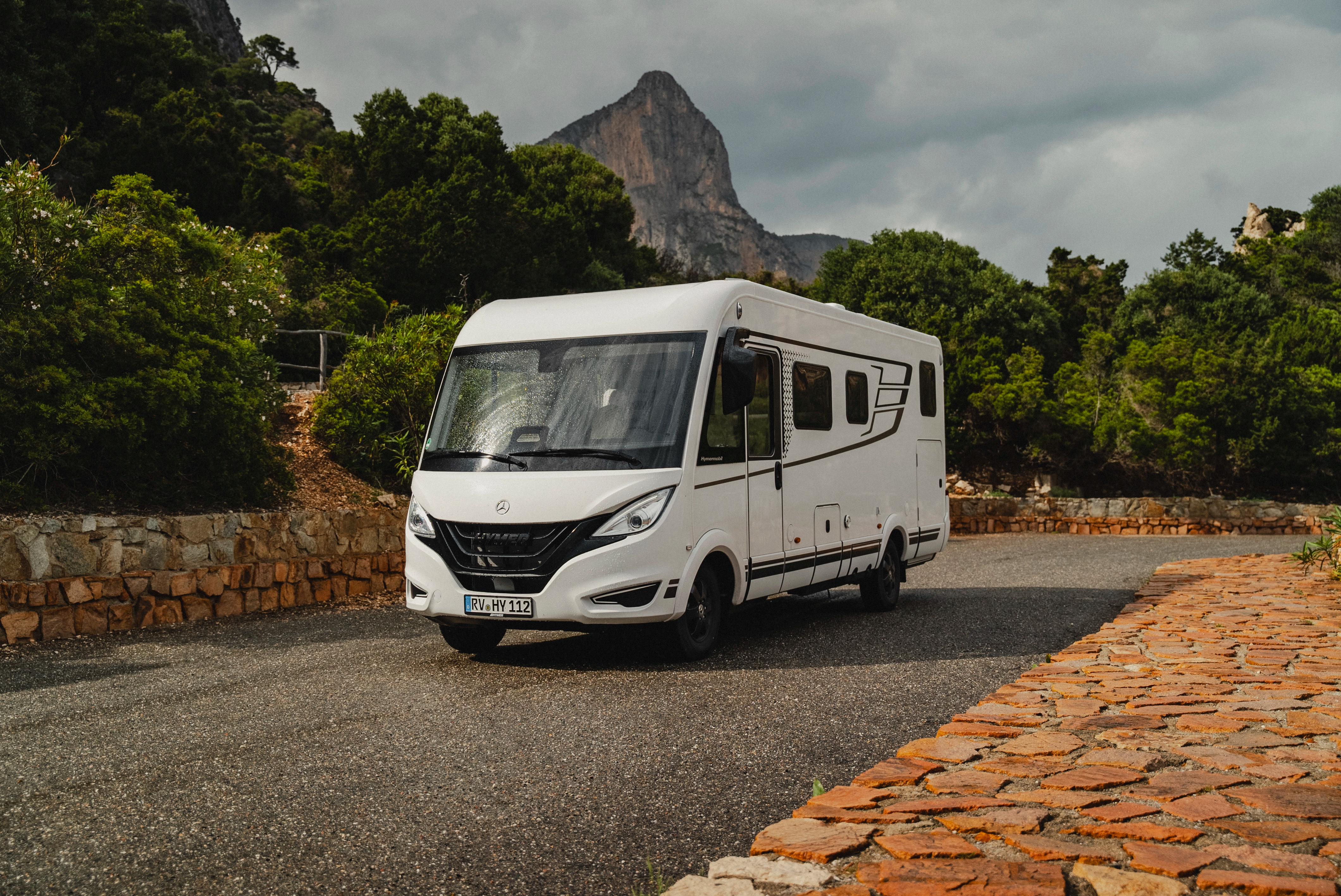 Het radiatorrooster van de HYMER B-MC-I maakt indruk met zijn moderne en dynamische ontwerp, dat de gestileerde inzetten perfect in de schijnwerpers zet. Een opvallend kenmerk dat de krachtige elegantie van de voorkant benadrukt en het logo stijlvol presenteert.