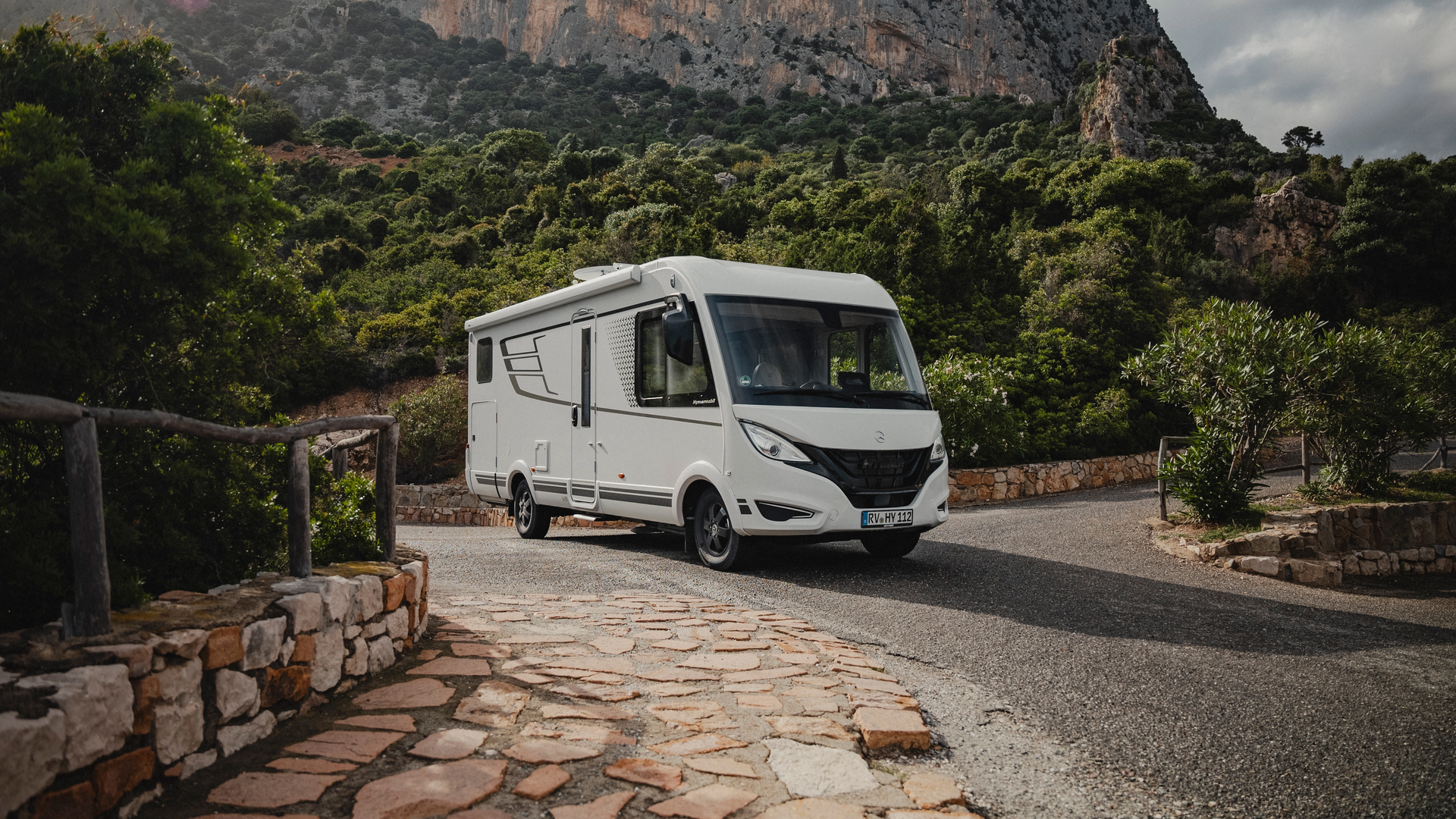 De HYMER B-MC-I combineert modern design met natuurlijke schoonheid en past naadloos in elk landschap - of het nu de majestueuze bergen, de rustige kusten of de weelderige bossen zijn. Beleef stijlvolle avonturen die uw omgeving in een nieuw licht doen verschijnen.