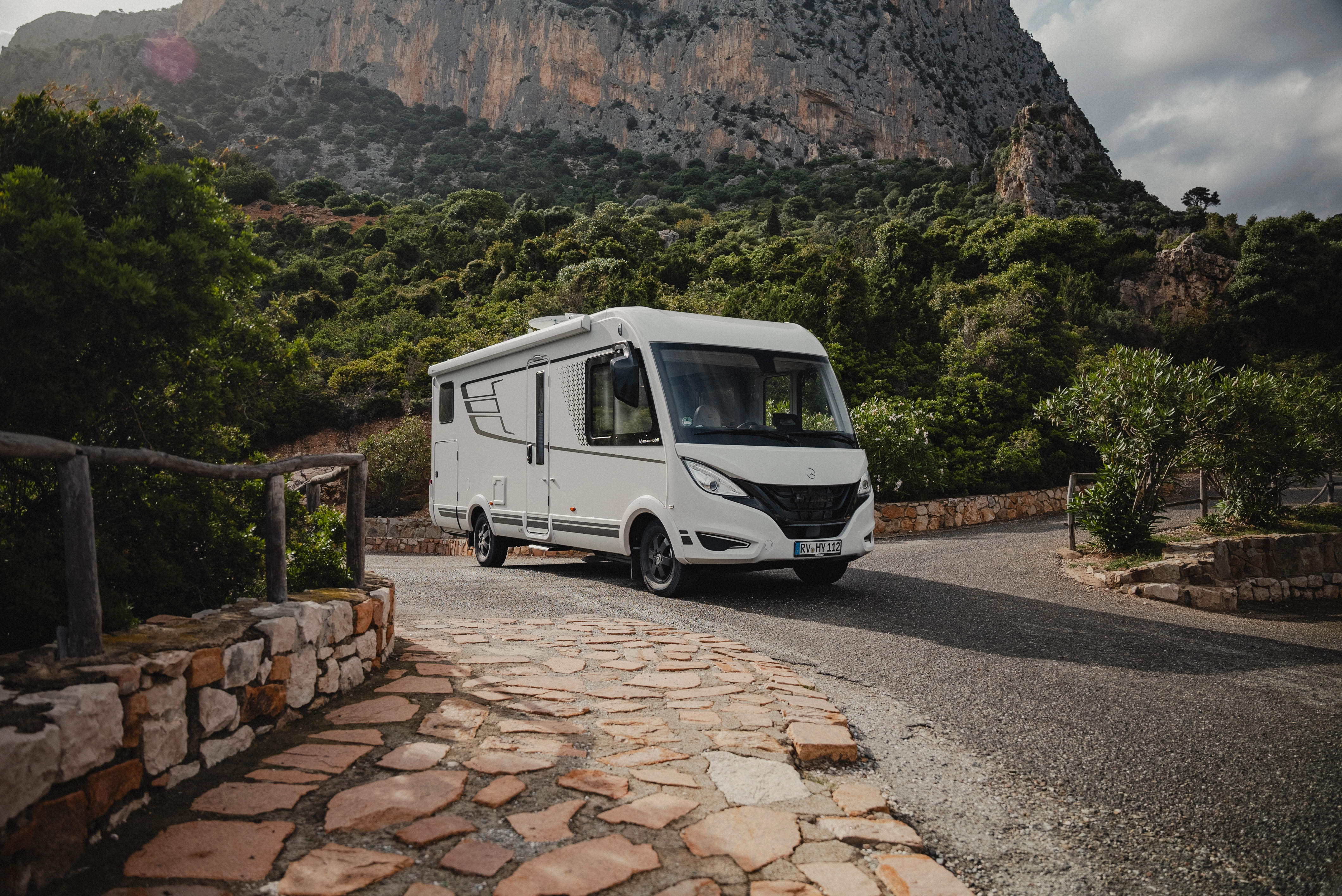 De HYMER B-MC-I combineert modern design met natuurlijke schoonheid en past naadloos in elk landschap - of het nu de majestueuze bergen, de rustige kusten of de weelderige bossen zijn. Beleef stijlvolle avonturen die uw omgeving in een nieuw licht doen verschijnen.