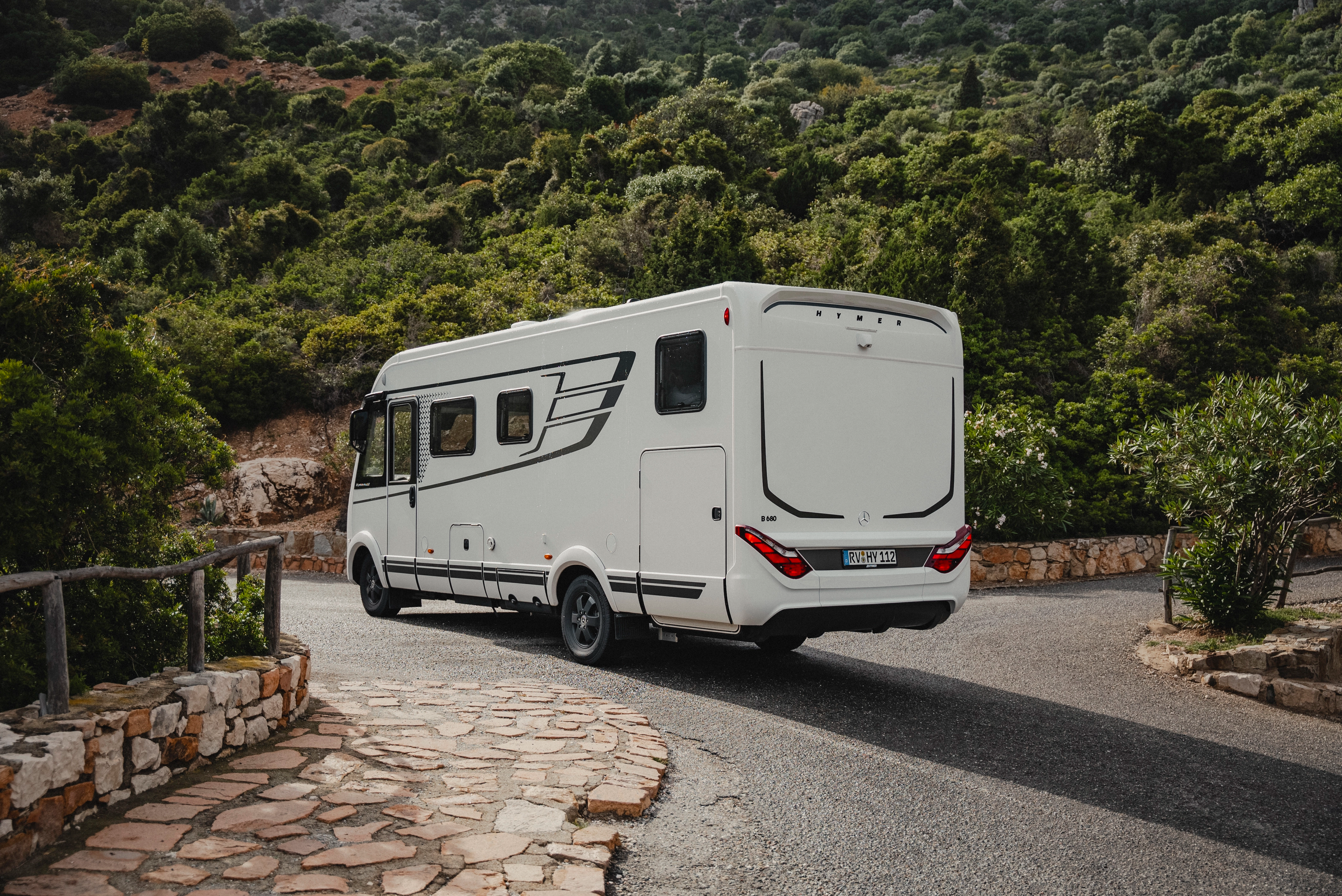 De HYMER B-MC-I combineert functionaliteit en stijl met zijn ruime garage, die voldoende opbergruimte biedt voor uw reisartikelen. De achterbumper met diffuseroptiek geeft het voertuig een sportieve elegantie en zorgt voor een dynamische aanwezigheid op de weg.