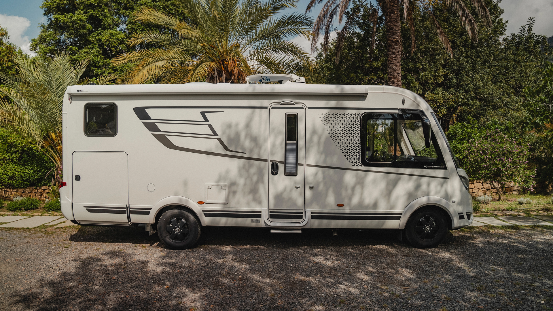 Beleef de ultieme vakantie onder palmbomen met de HYMER B-MC-I. De visueel perfect geïntegreerde deur nodigt u uit om op avontuur te gaan en te genieten van de vrijheid van reizen - een perfect samenspel van comfort en elegantie in elke omgeving.