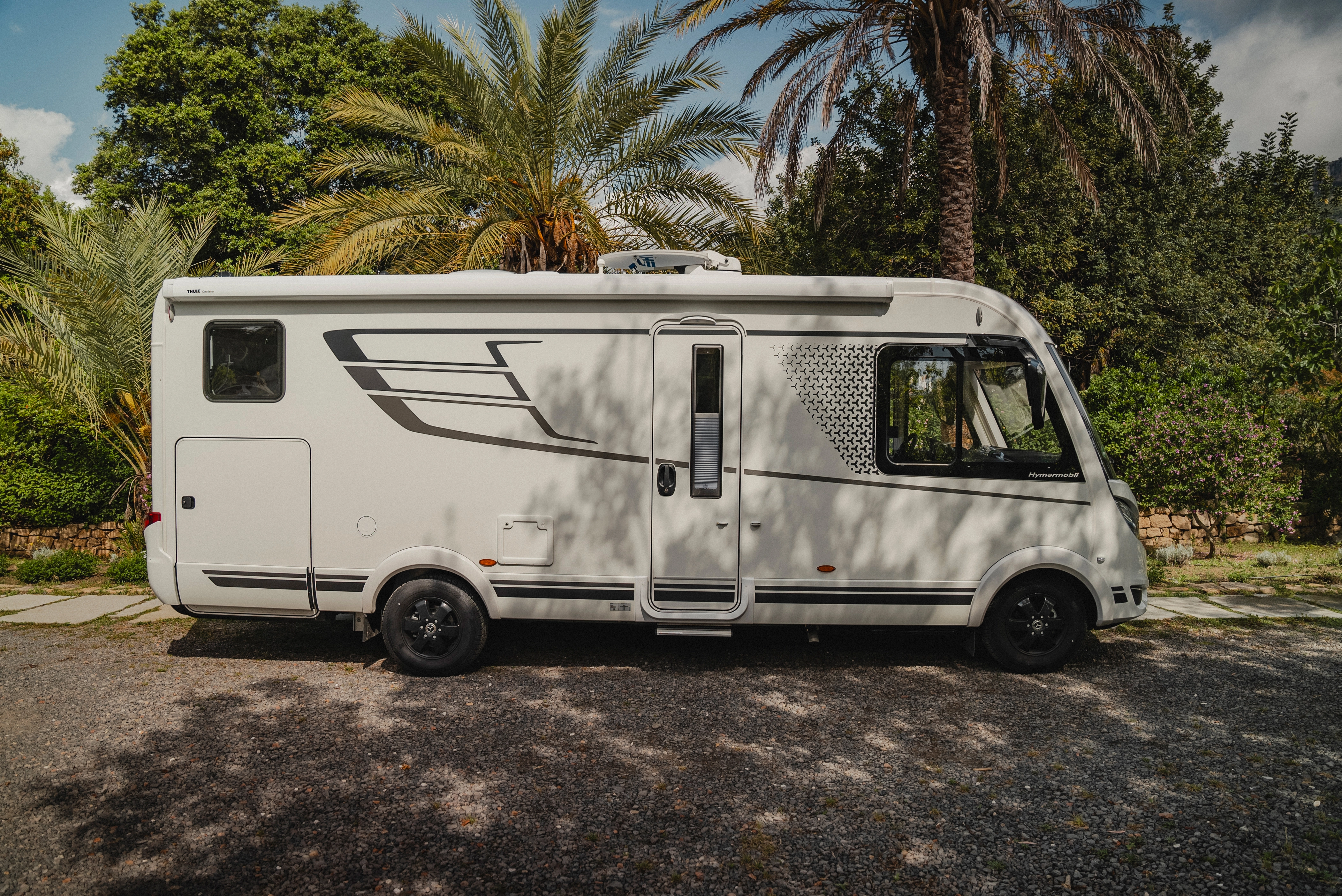 Beleef de ultieme vakantie onder palmbomen met de HYMER B-MC-I. De visueel perfect geïntegreerde deur nodigt u uit om op avontuur te gaan en te genieten van de vrijheid van reizen - een perfect samenspel van comfort en elegantie in elke omgeving.