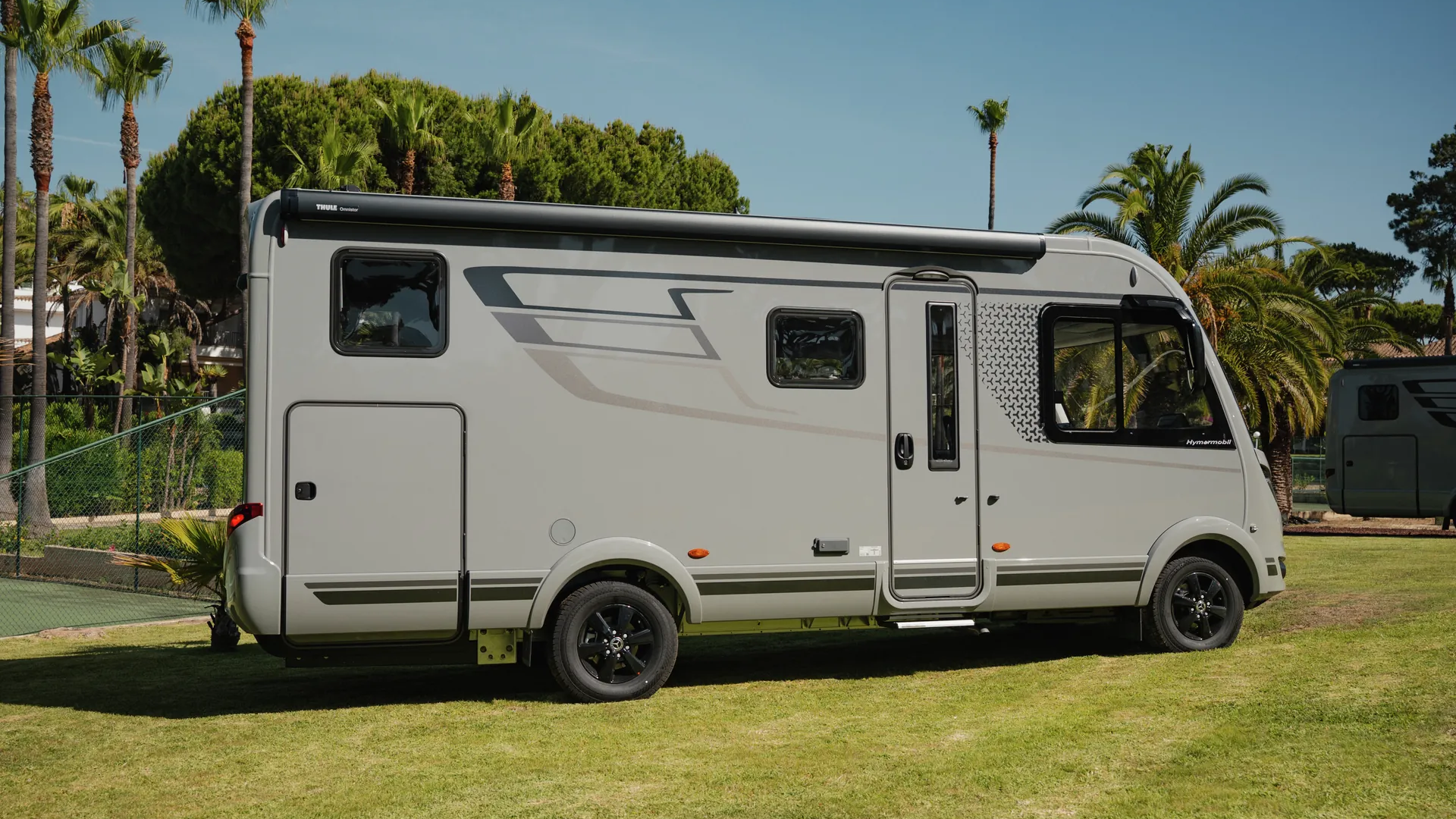 The Tarmac Grey exterior colour emphasises the modern design language and premium character of the vehicle.