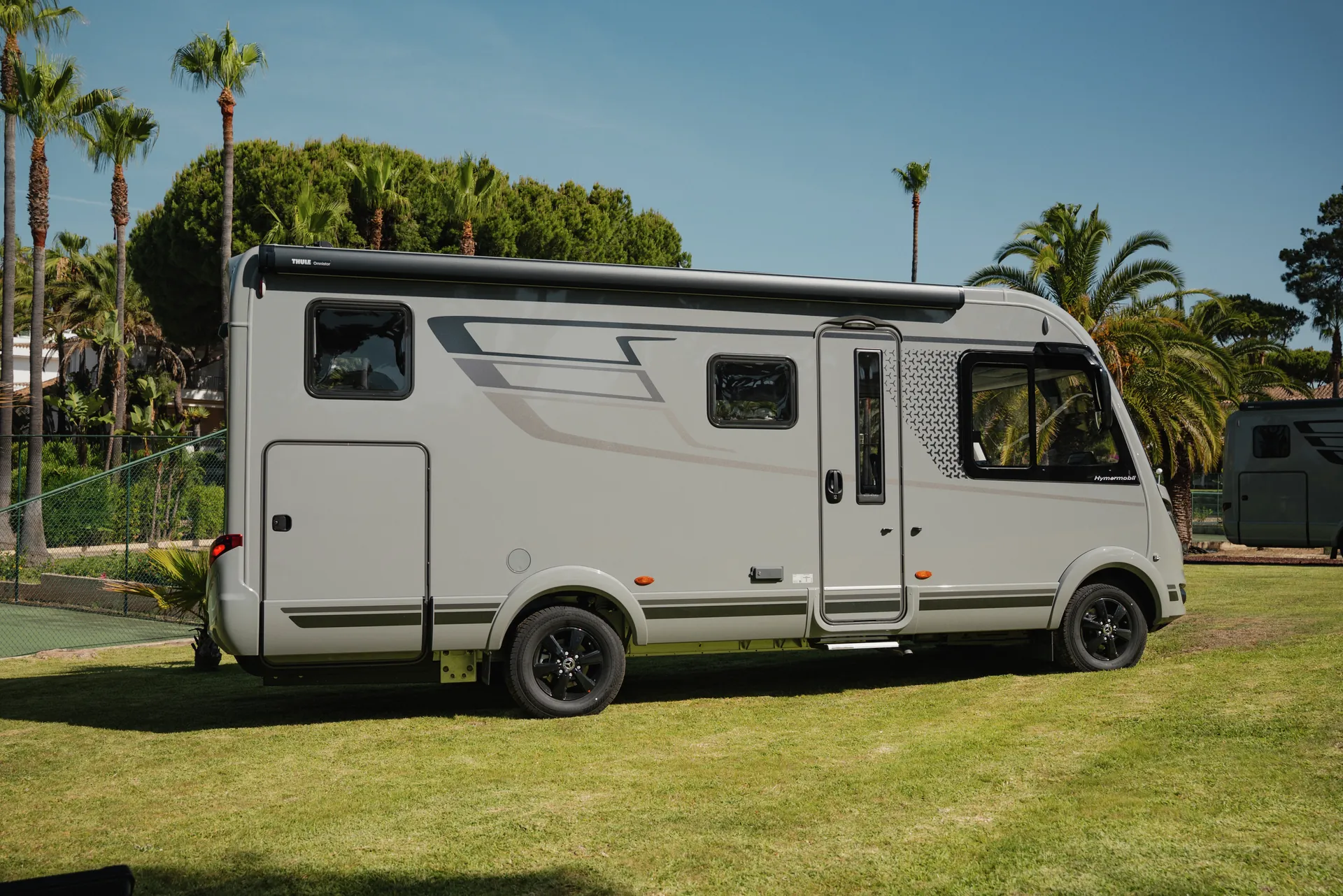 The Tarmac Grey exterior colour emphasises the modern design language and premium character of the vehicle.