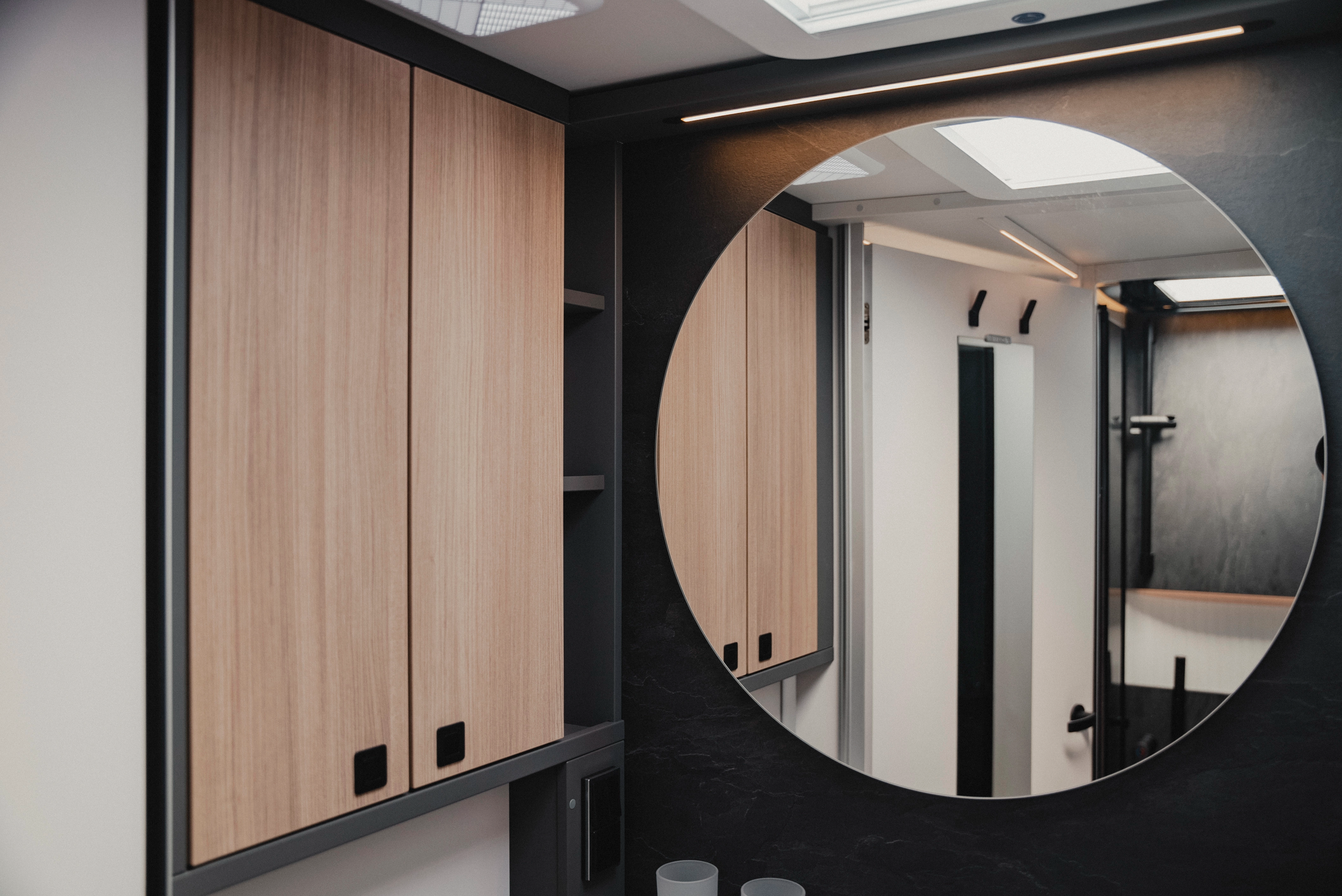 Doordacht tot in het kleinste detail: De badkamer combineert modern design in Matara Teak meubeldecor met maximale opbergruimte - voor een stijlvol huis onderweg. De grote, ronde badkamerspiegel geeft uw mobiele wellness-oase een extravagante touch.