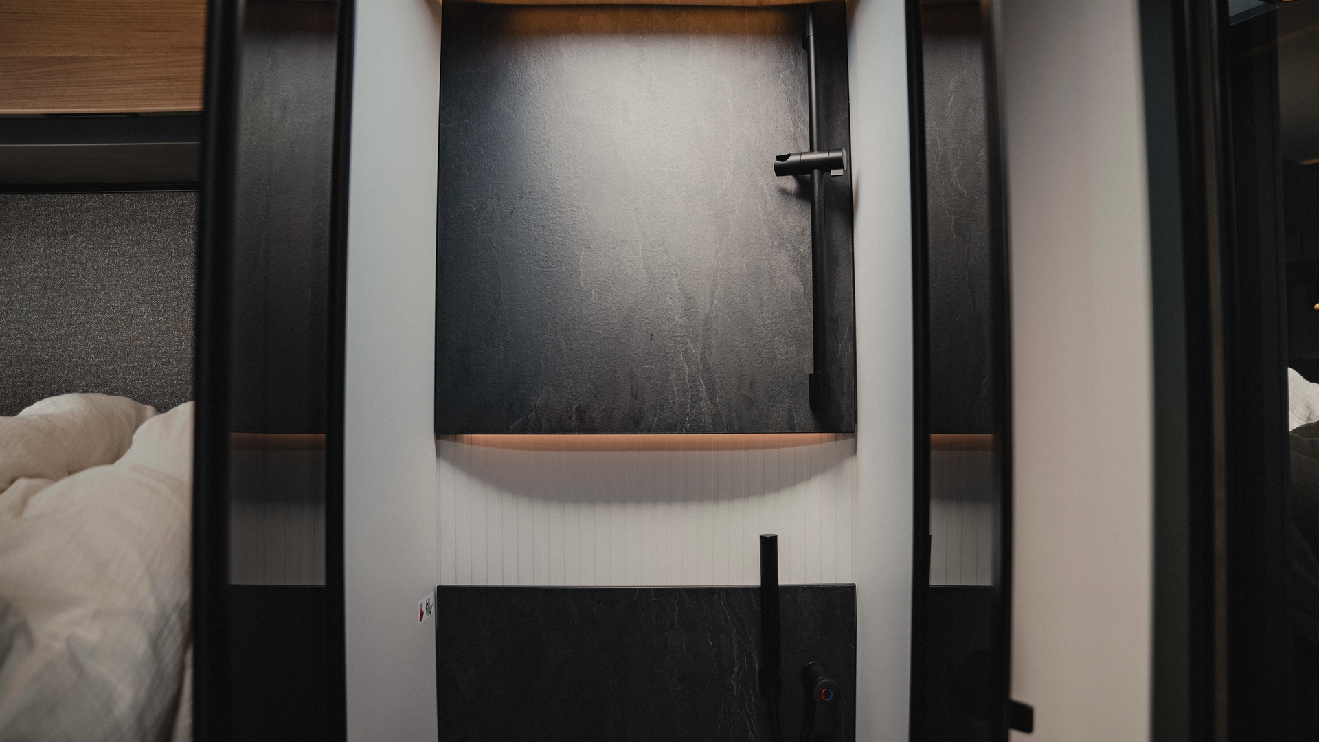 Ruimtewonder: De aparte douche biedt comfort en stijl - zo voelt vrijheid aan.