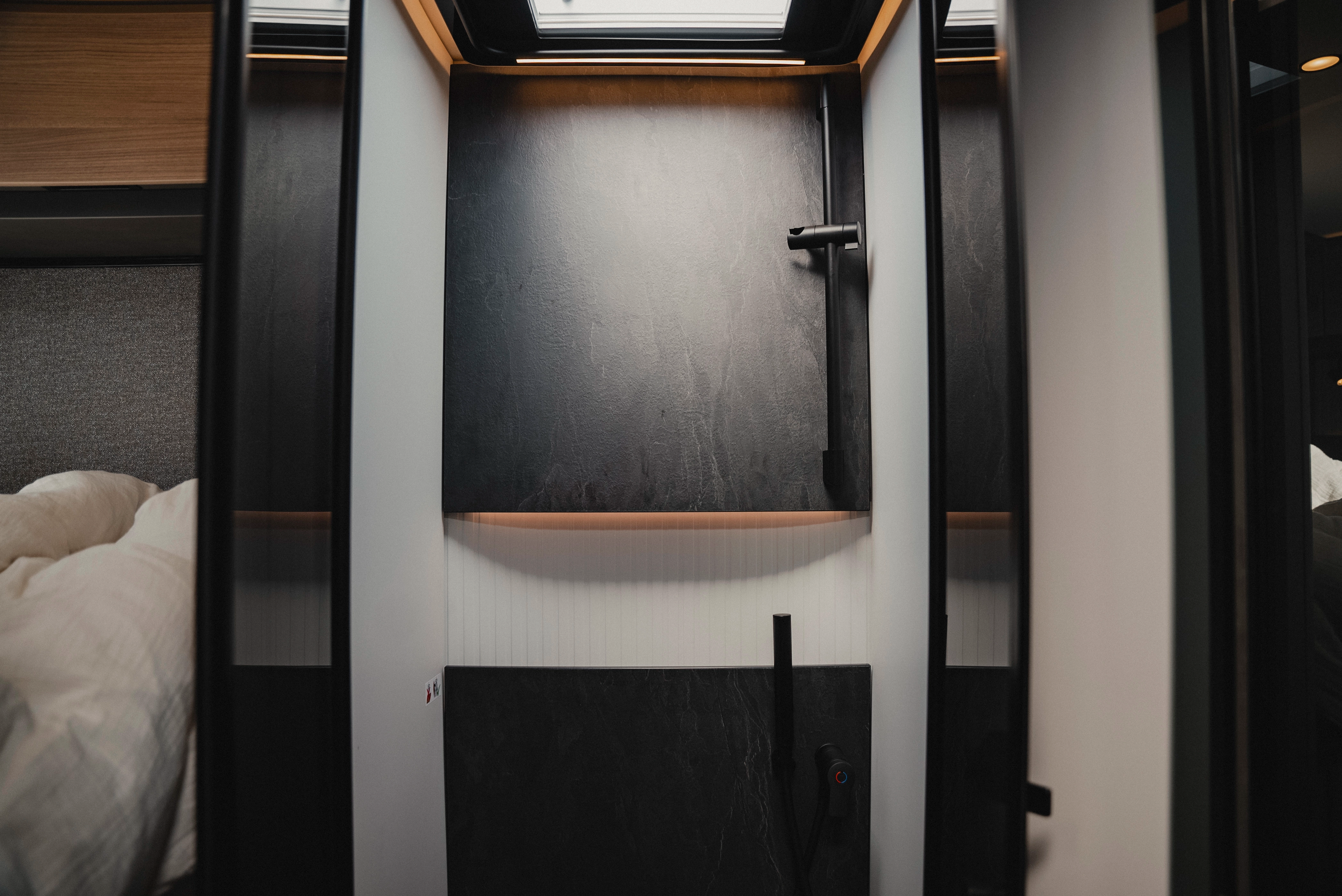 Ruimtewonder: De aparte douche biedt comfort en stijl - zo voelt vrijheid aan.