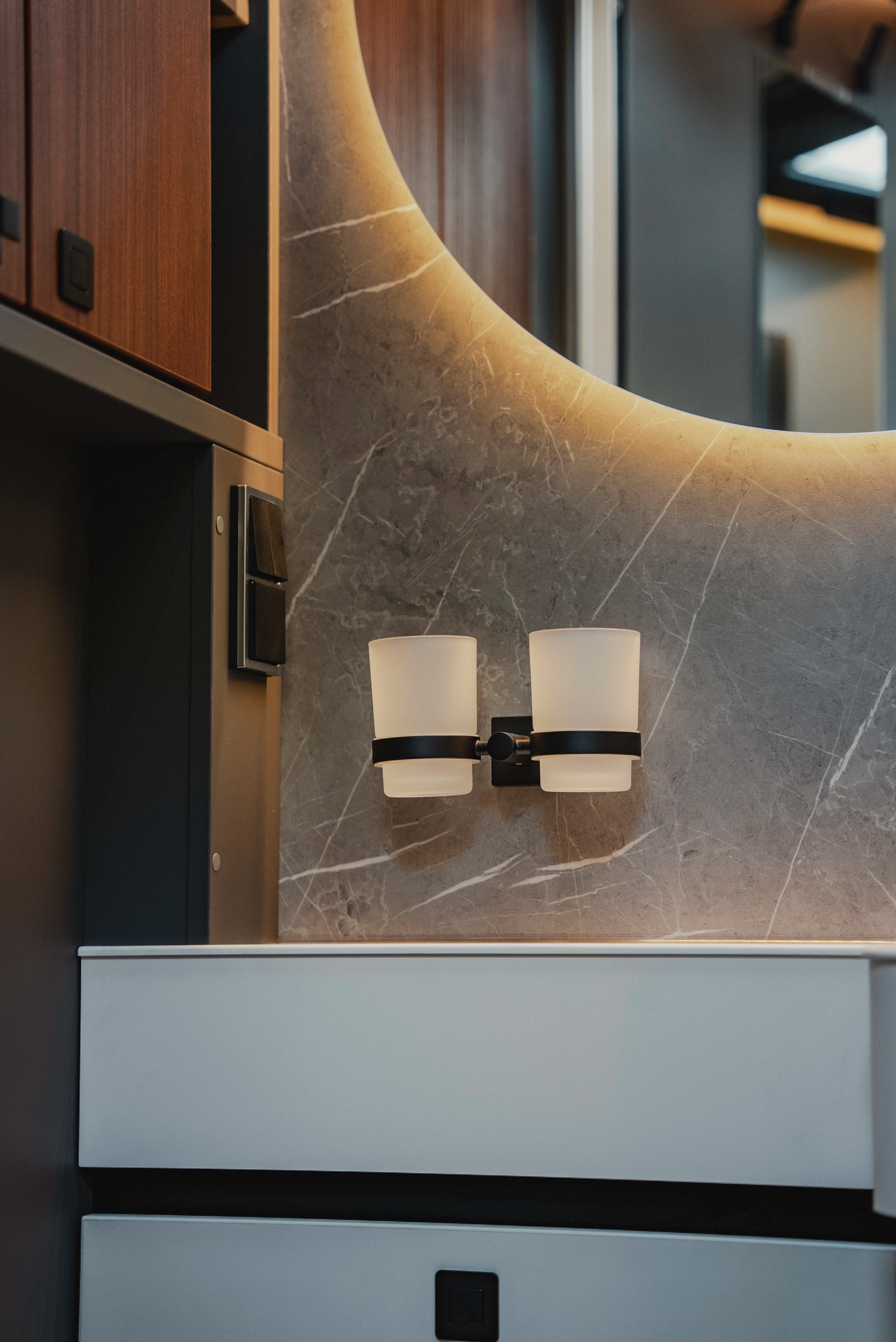 Design ontmoet functie: Hoogwaardige materialen, stijlvolle verlichting en doordachte details maken van de badkamer een plek van welzijn onderweg.