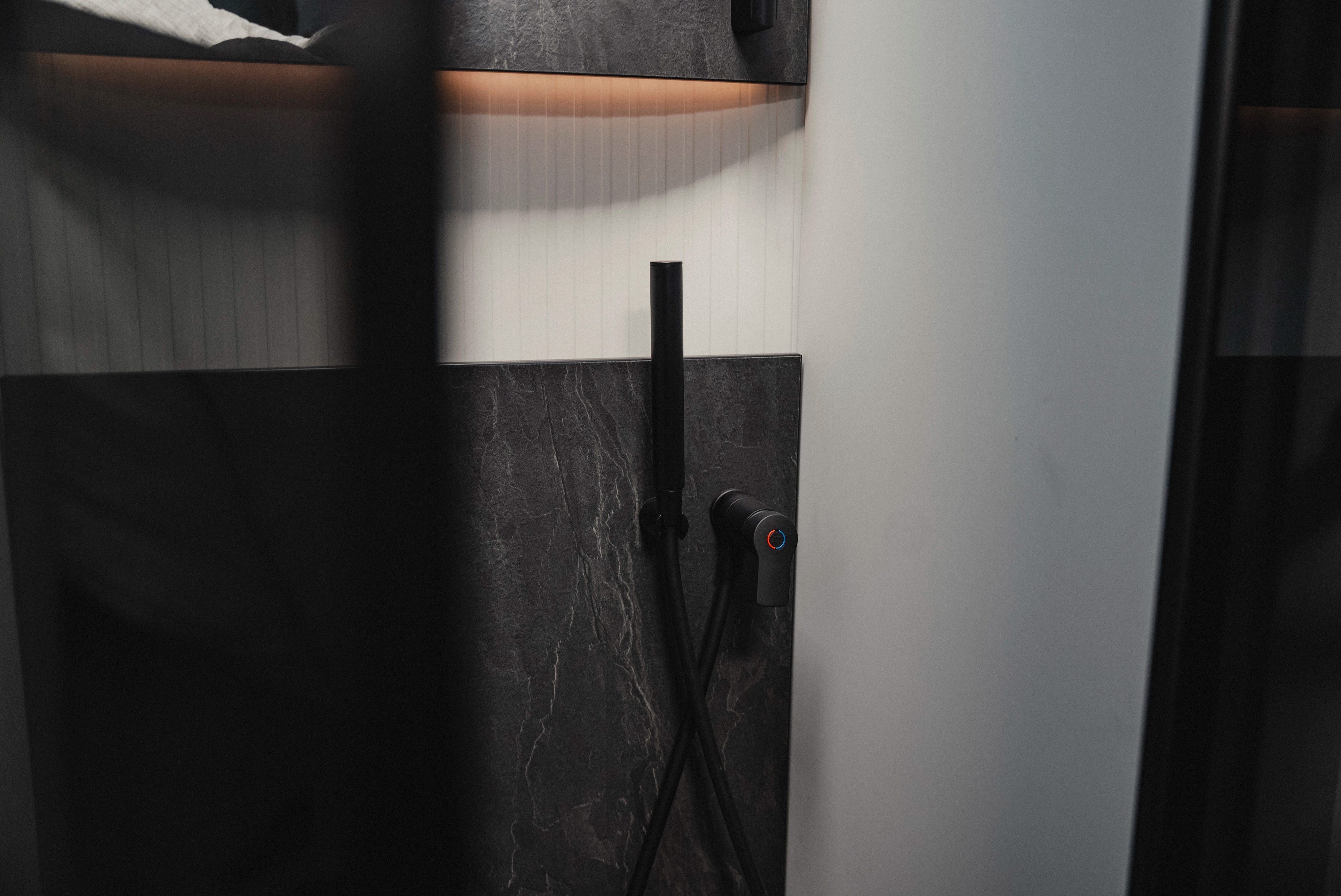 De aparte douche met de nieuwste materiaalcompositie biedt hoog comfort en zorgt voor een aangename ruimtegevoel.