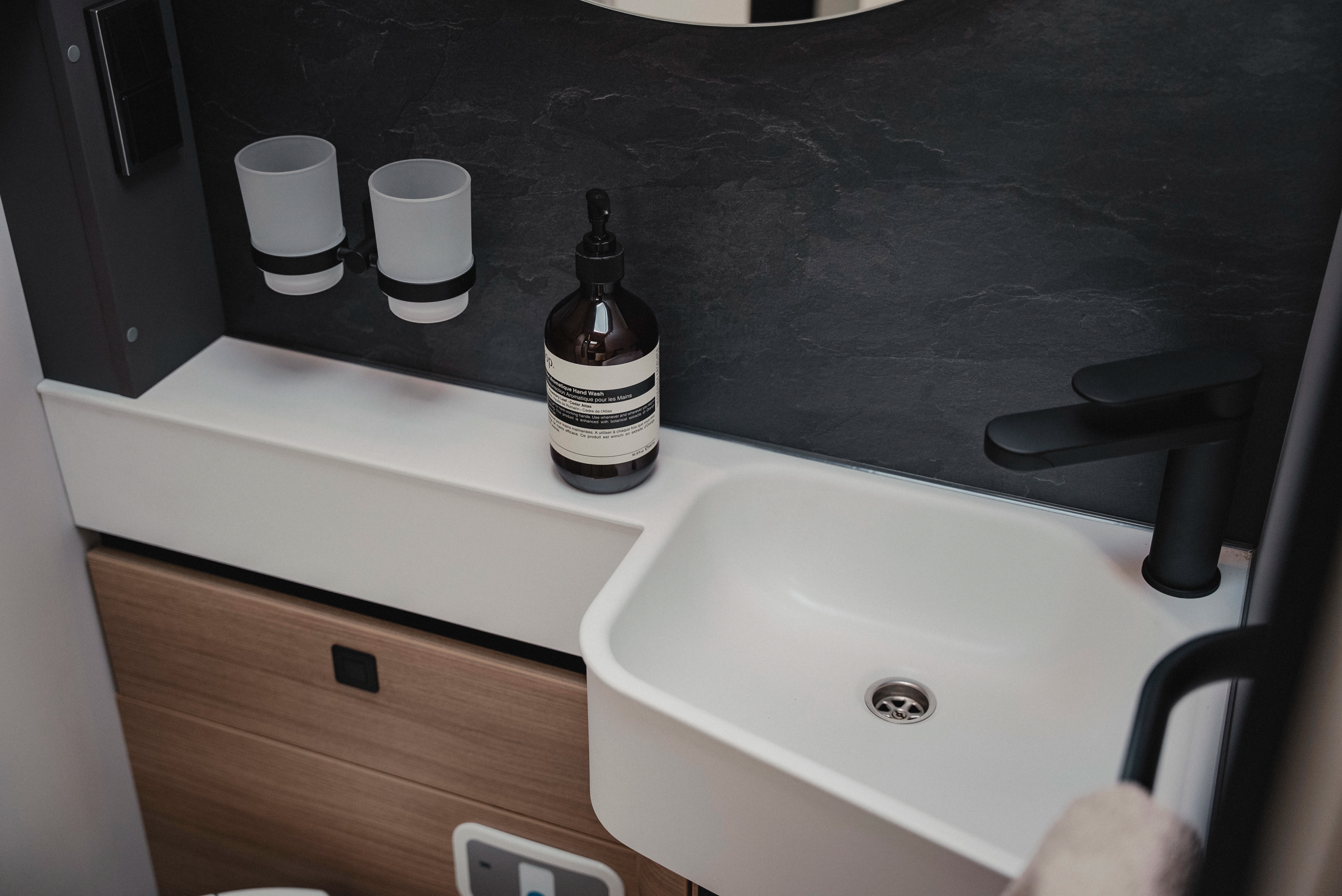 Praktisch en elegant: De wastafel met opbergruimte zorgt voor orde en comfort.