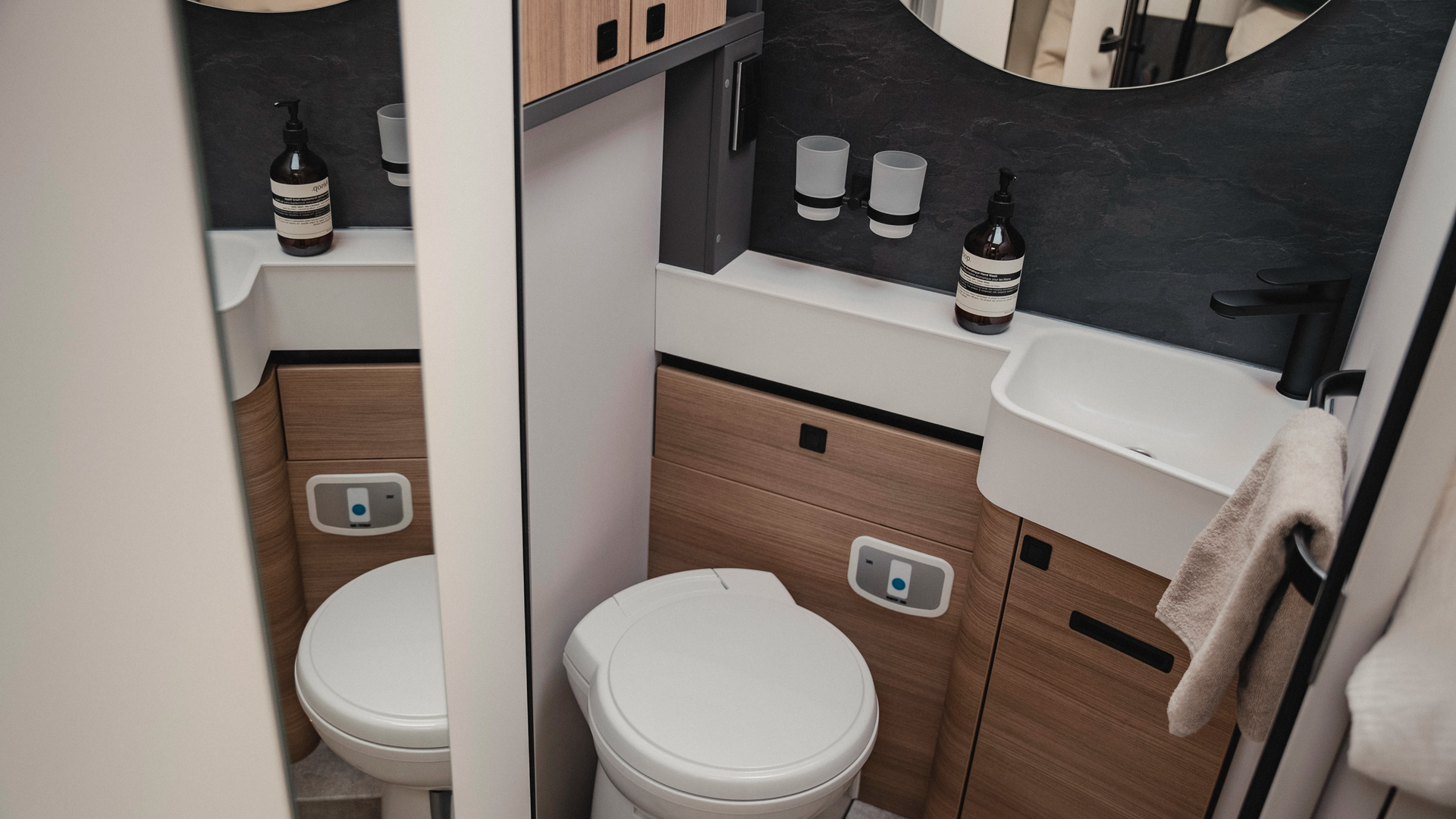 Compact en doordacht: De badkamer, hier in Matara Teak meubeldecor, maakt indruk met slimme indeling en aparte doucheoptie - voor maximaal comfort onderweg.