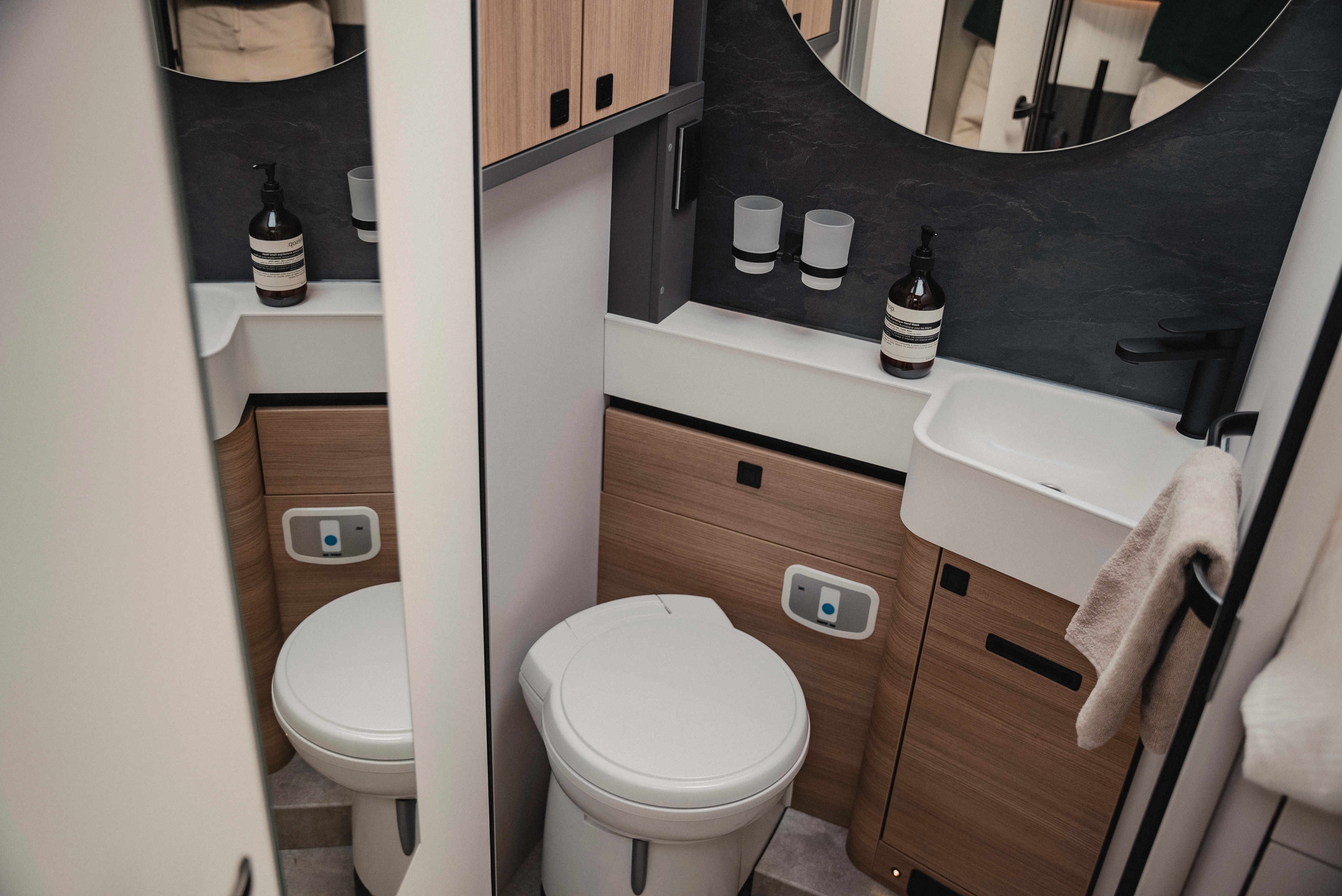 Compact en doordacht: De badkamer, hier in Matara Teak meubeldecor, maakt indruk met slimme indeling en aparte doucheoptie - voor maximaal comfort onderweg.
