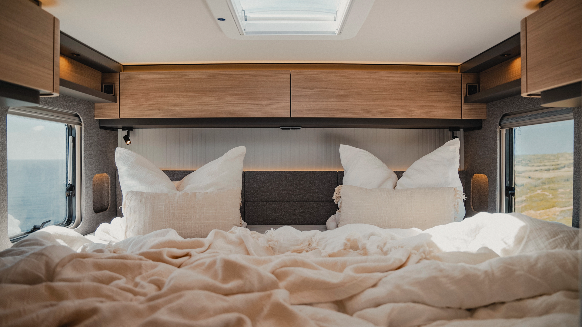 Lichtgevuld en gezellig: Het grote tweepersoonsbed, samen met het Matara Teak meubeldecor, creëert een uitnodigende feel-good sfeer - ideaal om te ontspannen en te dromen.