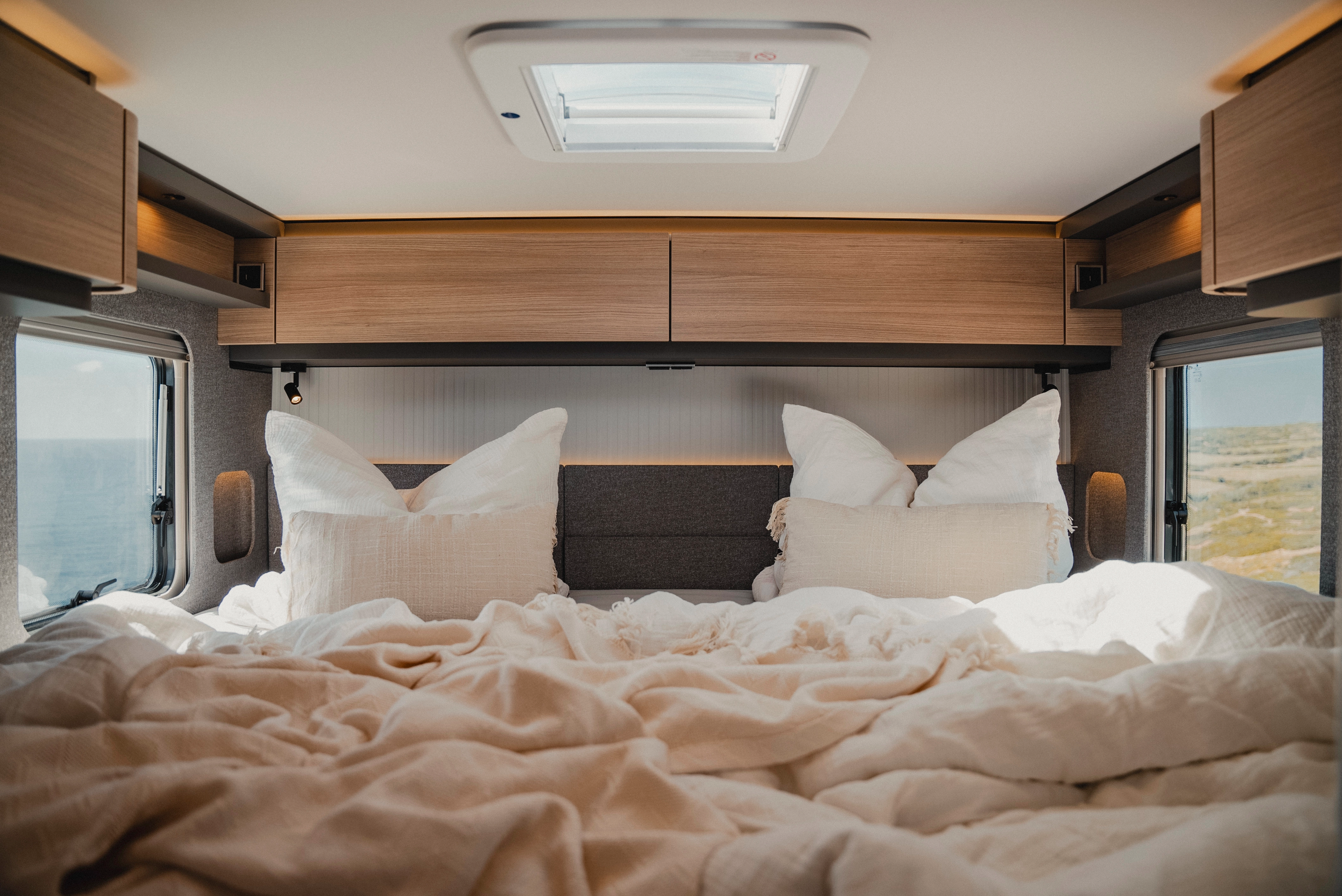 Lichtgevuld en gezellig: Het grote tweepersoonsbed, samen met het Matara Teak meubeldecor, creëert een uitnodigende feel-good sfeer - ideaal om te ontspannen en te dromen.