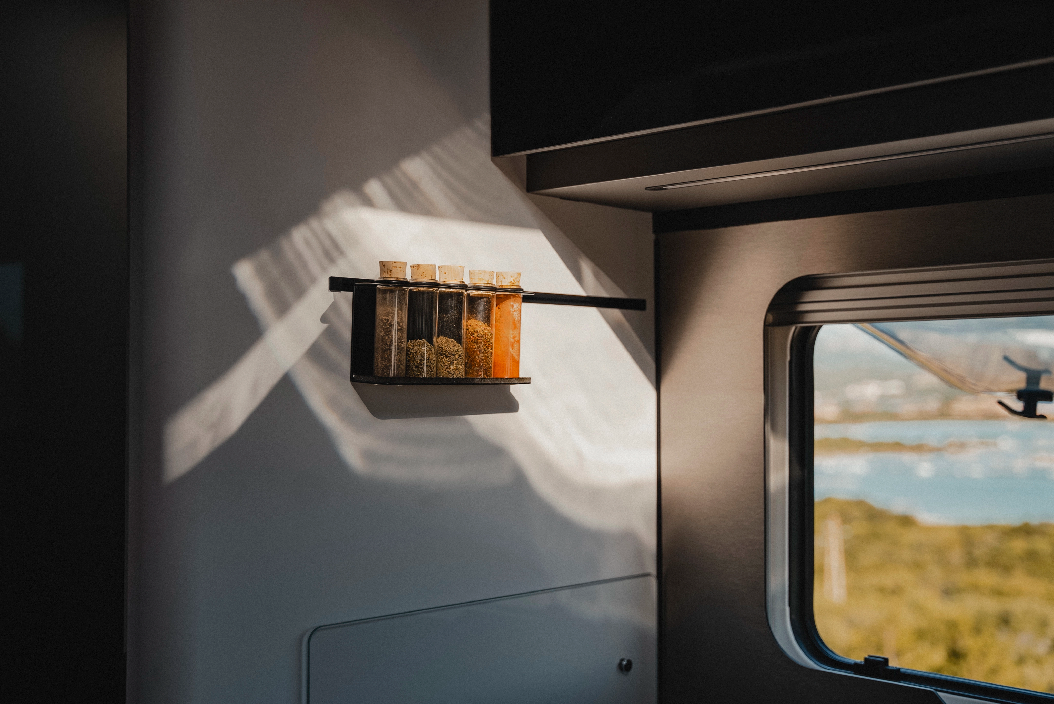 Slim geïntegreerd: Het kruidenrek brengt orde en een huiselijke sfeer naar de keuken van de HYMER B-MC.