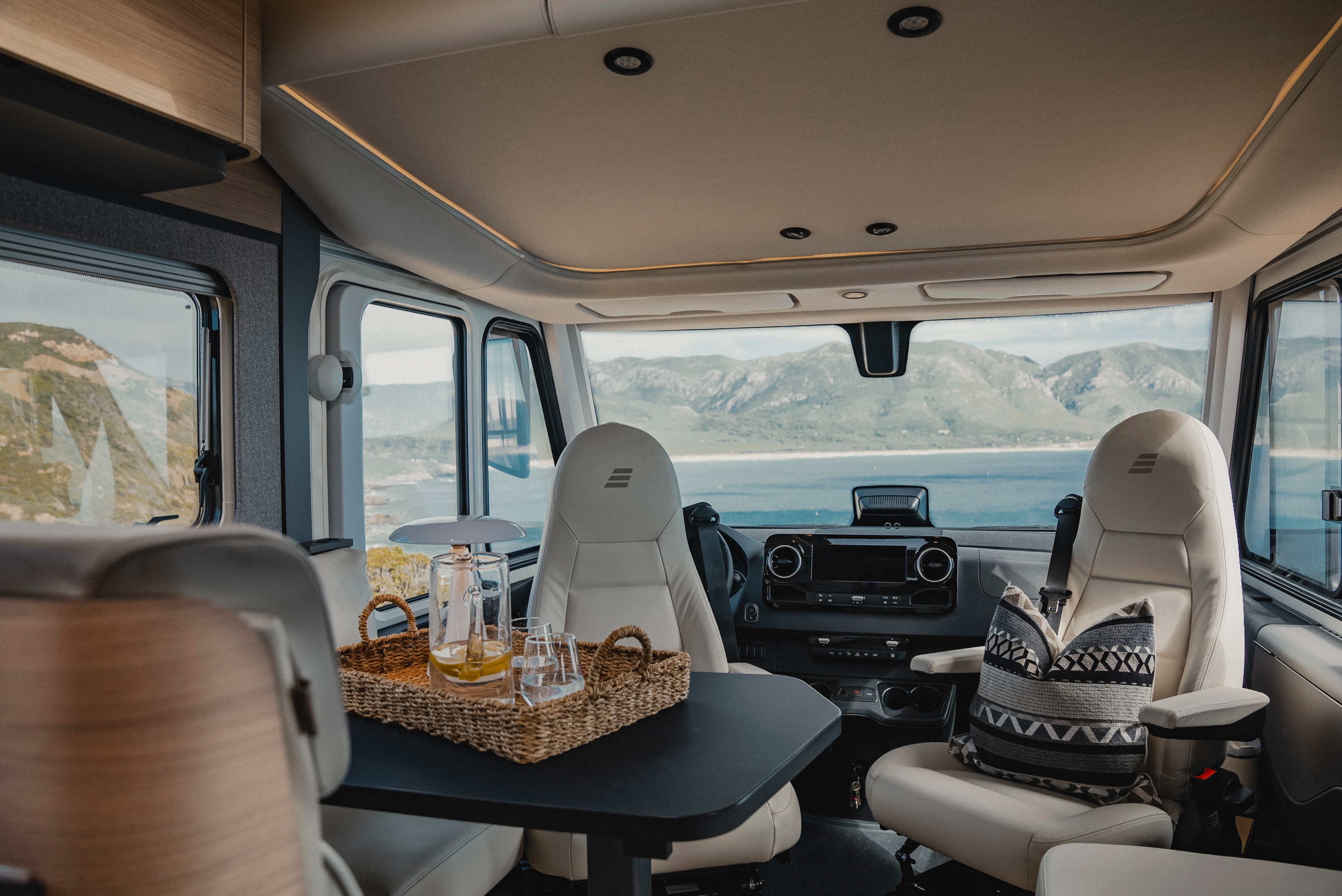 Geniet van het spectaculaire uitzicht terwijl u in luxueus comfort reist. Het voortreffelijke Matara Teak meubeldecor en de Isola lederen bekleding creëren een elegante interieuratmosfeer die het natuurlijke panorama perfect aanvult.