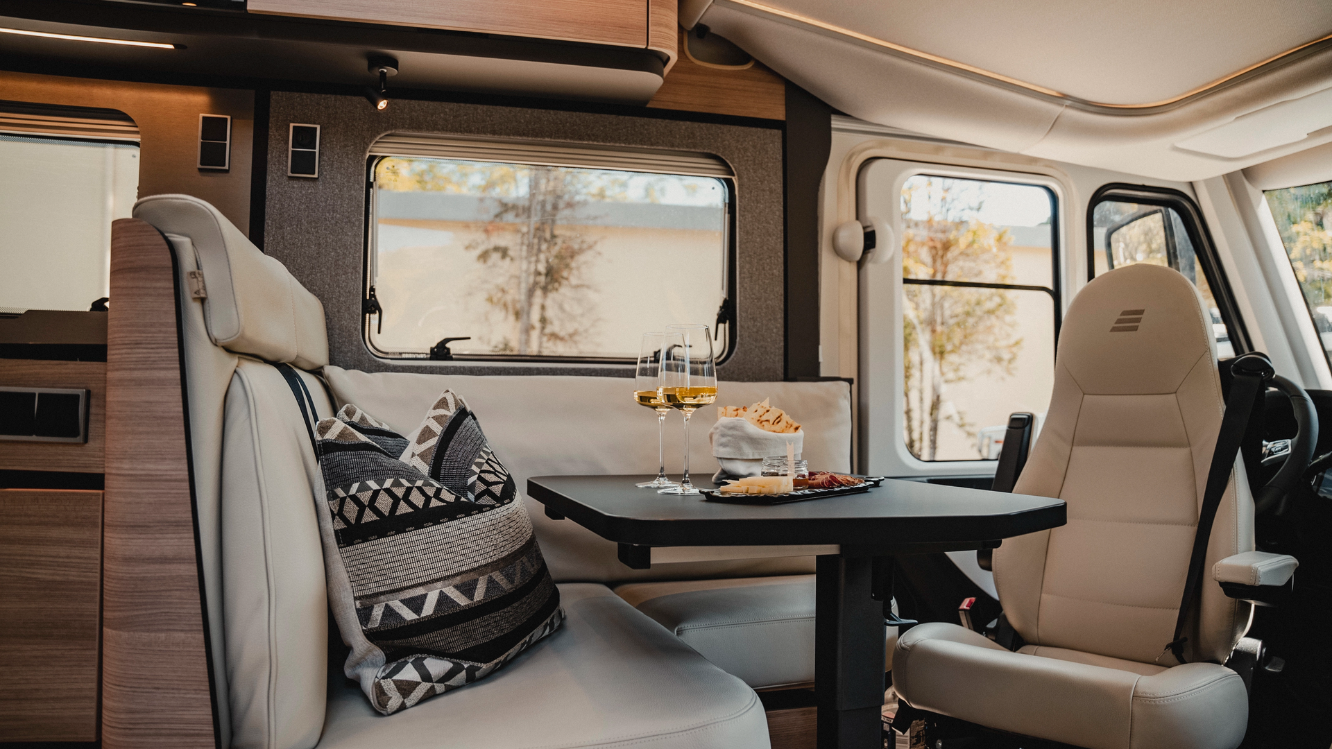 Ervaar ultieme flexibiliteit en comfort met de draaibare stoelen. De Isola lederen bekleding en het elegante Matara Teak meubeldecor bieden een luxueuze sfeer die uitnodigt om te blijven hangen en te genieten, terwijl u de vrijheid van reizen vanuit elke hoek ervaart.