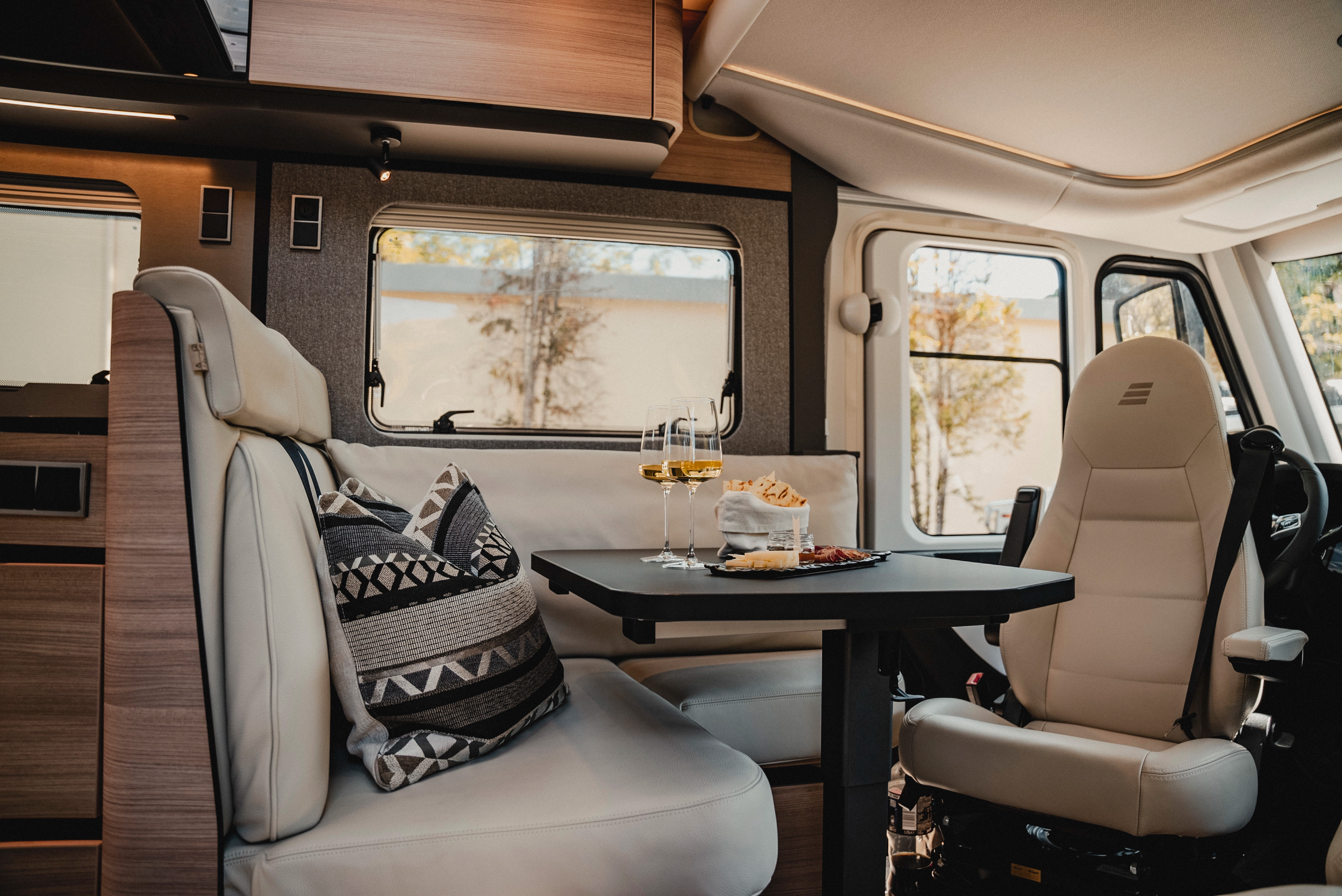 Ervaar ultieme flexibiliteit en comfort met de draaibare stoelen. De Isola lederen bekleding en het elegante Matara Teak meubeldecor bieden een luxueuze sfeer die uitnodigt om te blijven hangen en te genieten, terwijl u de vrijheid van reizen vanuit elke hoek ervaart.