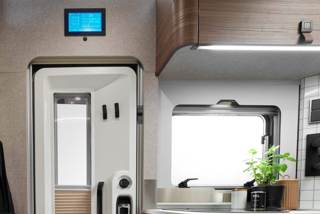 Im HYMER ML-T befindet sich das HYMER Connect Display über der Eingangstür.