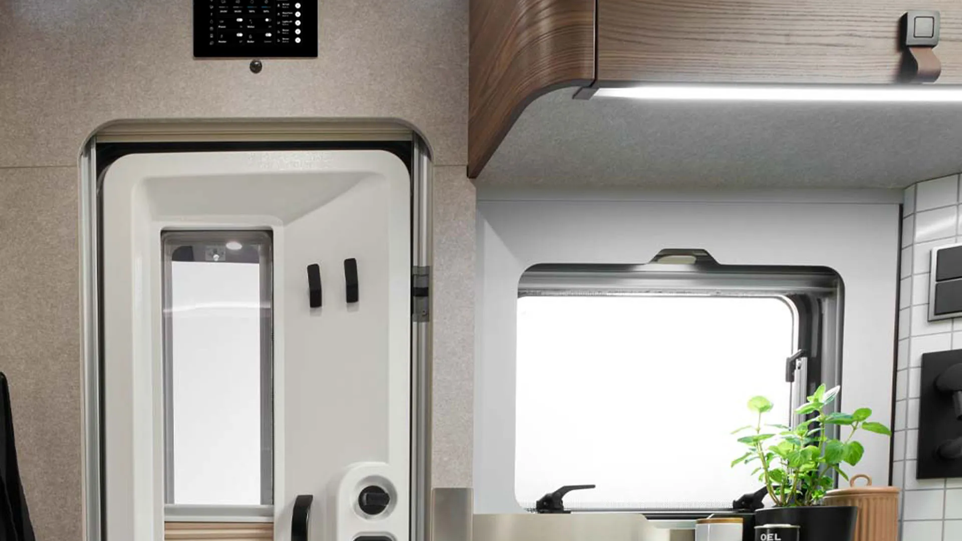 Im HYMER ML-T befindet sich das HYMER Connect Display über der Eingangstür.