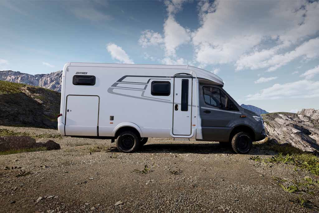 Der HYMER ML-T in der Seitenansicht vor einem Bergpanorama.
