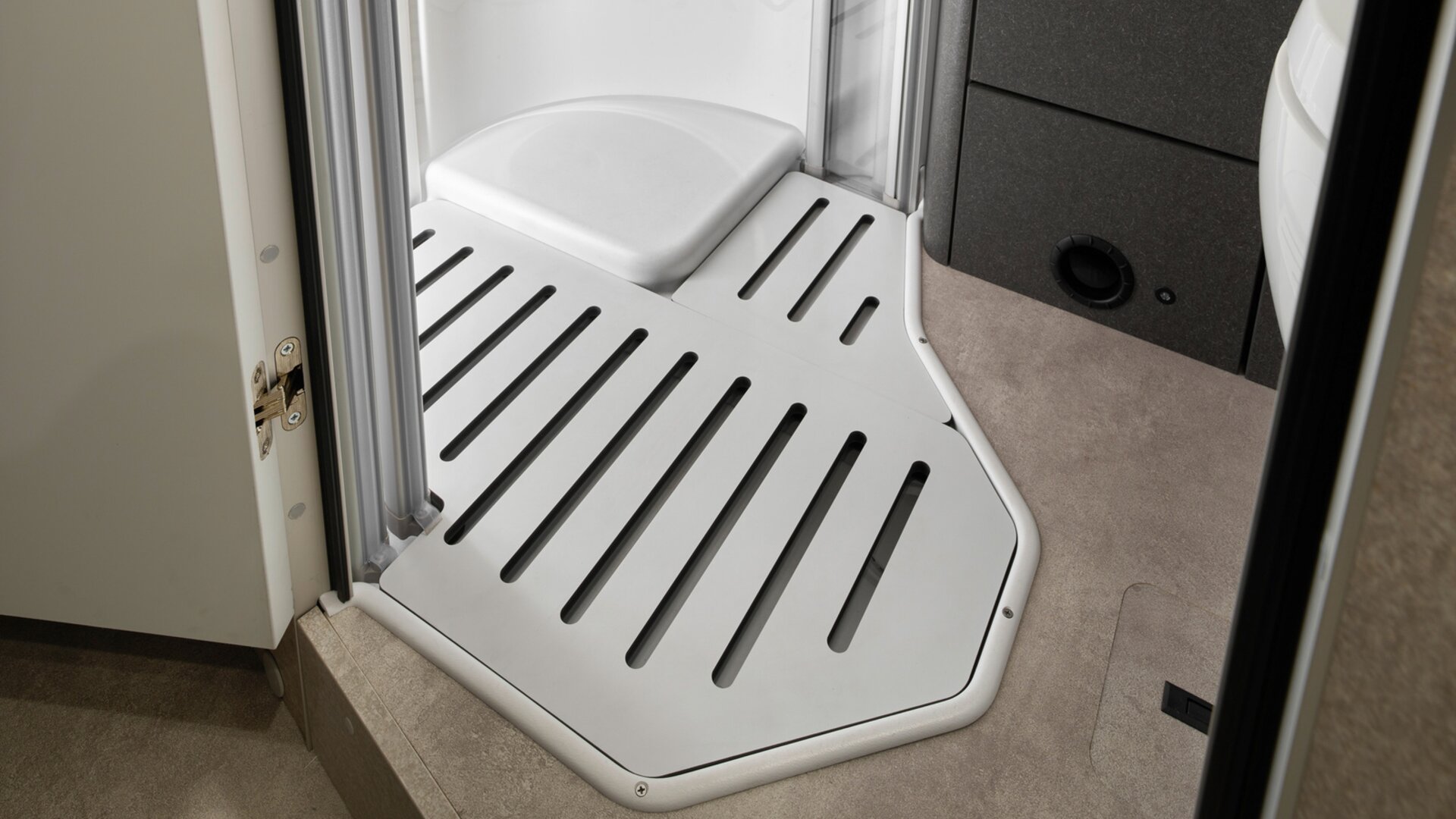Der Einlegeboden in der Dusche sorgt für einen ebenen Laufboden im Bad und damit für besonders komfortable Bewegungsfreiheit.