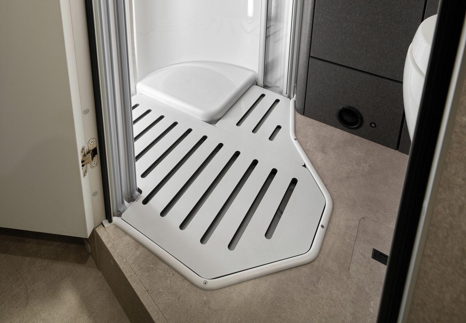 Der Einlegeboden in der Dusche sorgt für einen ebenen Laufboden im Bad und damit für besonders komfortable Bewegungsfreiheit.
