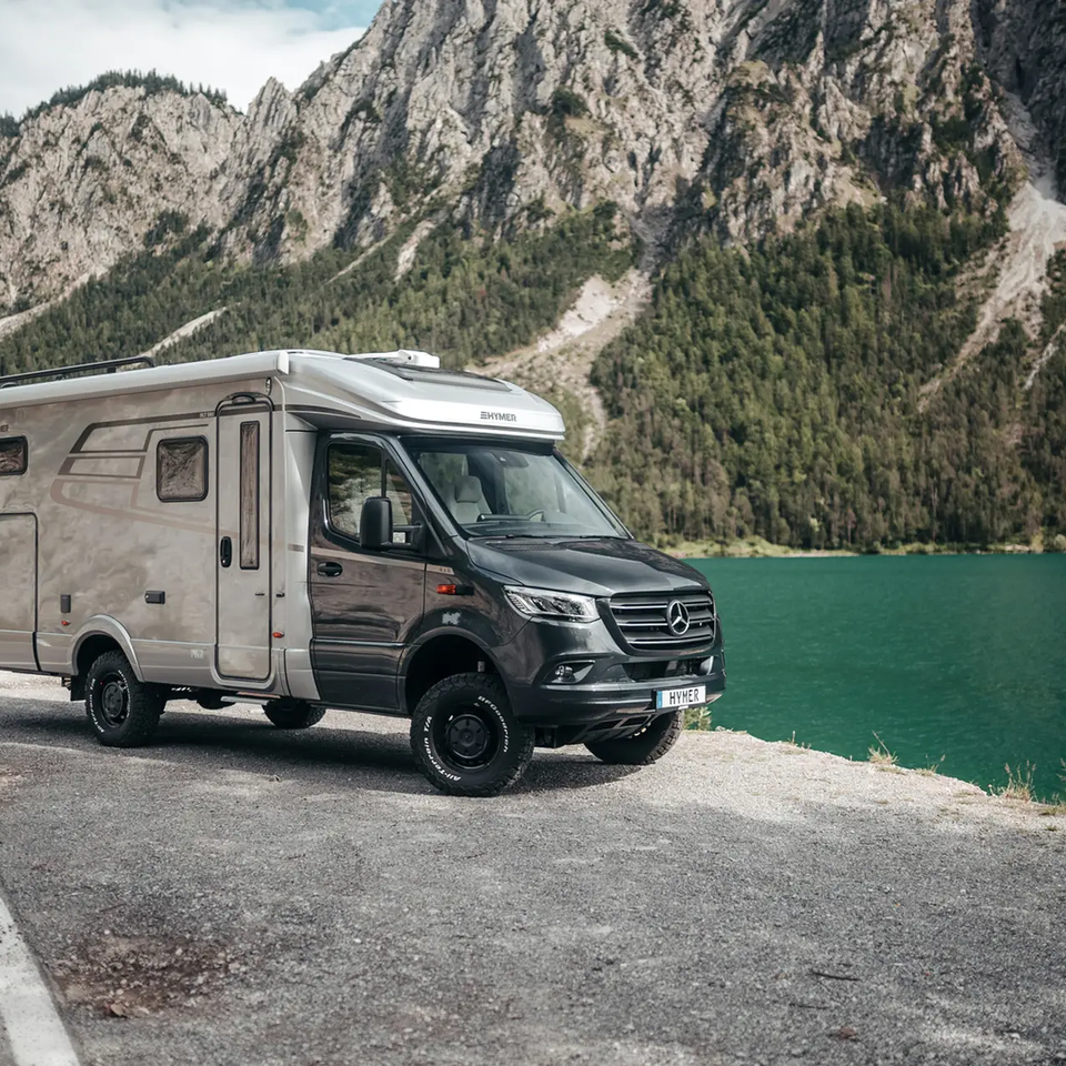 Der HYMER ML-T steht leicht eingedreht vor einem Gebirgssee.